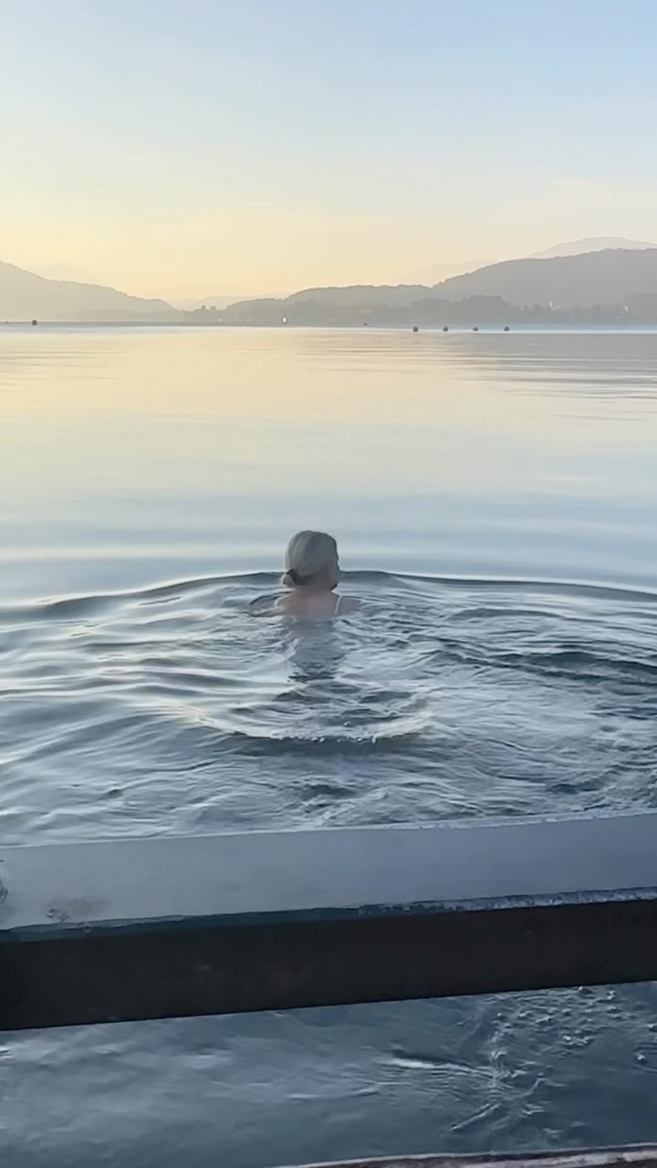 Altes Loslassen, dem Wasser abgeben! 🩵 Wer macht mit?
#rauhnächte #loslassen
Eisbade-Workshops auf yoga-cuisine.com
Folge, tagge bzw. collabe @eisbaden_oe und teile deinen MOMENT, wo du einfach DU bist. 💙🥶
.
#eisbaden #kältetraining #fokus #immunboost #bekind #mentaltraining #mentalestärke #mentalestraining #eisbaderetreat #yogaretreat2025 #wimhofmethod #wimhof #powerbreathe #meditation #achtsamkeitstraining #gesundheitstipps #immunbooster #gesundbleiben #gesundernähren #ganzheitlich #kalteswasser #mindsetiseverything #eiswasser #icebathing #gesundessen #starkergeist #ganzheitlichegesundheit