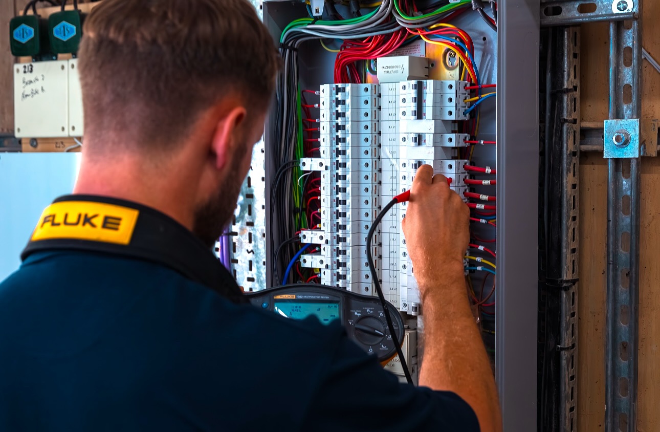 ๐ Starting the year the way we ended the last one.
Continuing our committed to delivering high-quality electrical compliance and installation works.
Excited to share our journey and growth with you all in 2025! Stay tuned!
#Lukemanelectrical #ElectricalCompliance #GrowthJourney #HighQualityWork