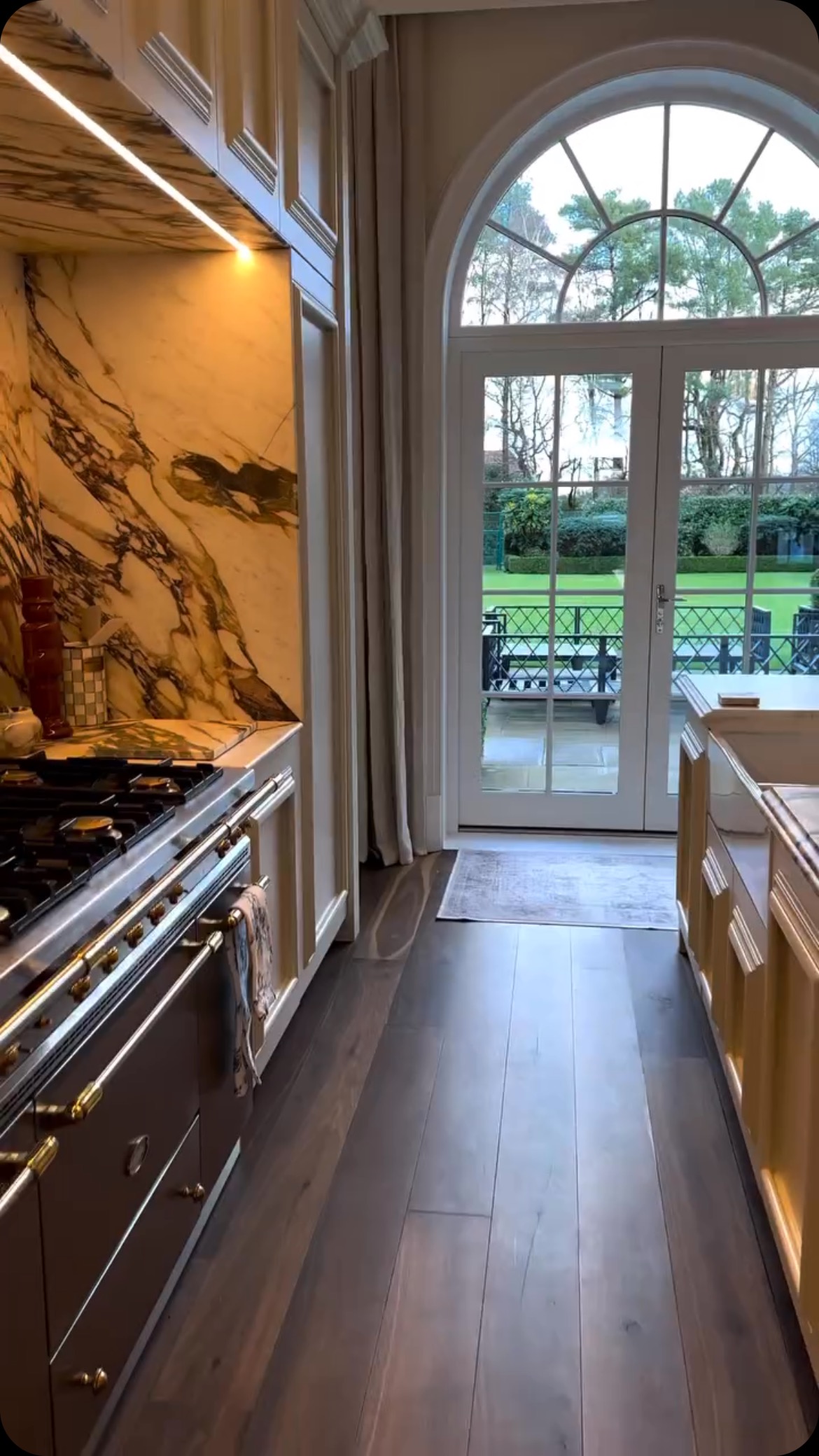 Order your personalised and waterproof brushed gold labels today 🤩 also available in brushed silver, white and clear
This gorgeous kitchen was organised by @thisisorda thank you so much for sharing 🥰
#kitchendecor #kitchenorganization #homeorganizer #homeorganisation #goldkitchendetails #kitchendetails