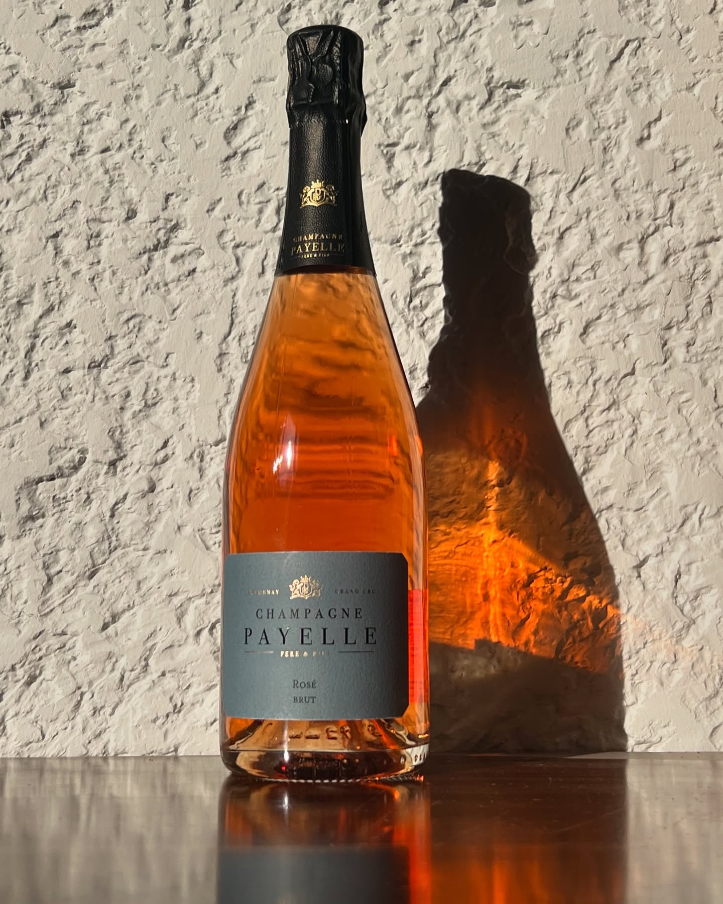 BRUT ROSÉ
En ce 3ème jours de 2025, notre cuvée Rosé aussi change et devient plus élégante que jamais !
L’étiquette grise anthracite tranche avec la teinte chaude du vin, telle une ombre délicate qui sublime l’éclat de son contenu.
Cette bouteille est une invitation à savourer chaque instant avec tendresse et émotion.