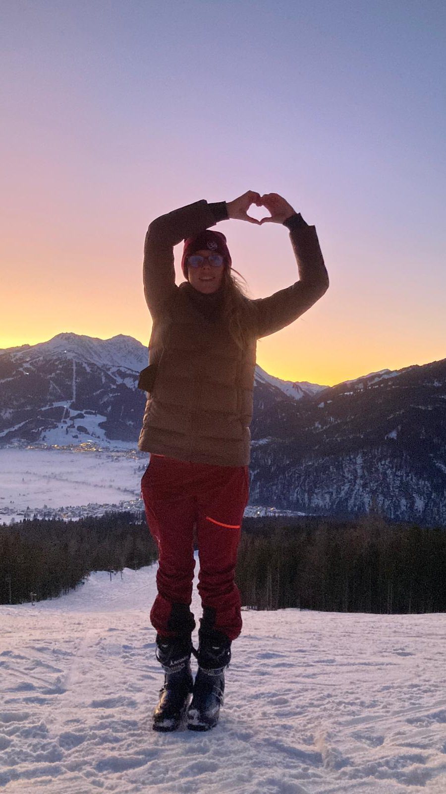 Die Rose. Viele Jahre konnte ich mit dieser Blume nicht viel anfangen. War sie mir zu kitschig. Zu weiblich. Zu kommerziell.
Wie in so vielen Dingen hat mich das Leben eines besseren belehrt, und mir die Tiefgründigkeit dieser Blume entdecken lassen.
So sehe ich heute so viele Parallelen zu der Rose als Blume, und der Rose die in uns ALLEN innewohnt.
Unser Herz.
Zuerst ist nur eine kleine Knospe zu sehen. Die Stacheln um ihren Stiel sind markant. Sie zu berühren ist kaum möglich.
Je mehr wir es unserer innewohnenden Rose erlauben sich zu ent-wickeln und zu wachsen, sich immer weiter zu öffnen, desto Schöner und prachtvoller wird ihr Anblick. Ihre Farben und ihr Duft werden immer intensiver. Sie wächst über sich hinaus und ihre Präsenz lässt ihr Umfeld erstrahlen, ihr Duft verströmt den Geschmack des süßen Lebens 🌹
Die gestrige Zeremonie war reinigend und definitiv bewusstseinserweiternd.
Wir entdeckten die unendliche Weite im Herzraum. Den Ort an dem ALLES möglich ist.
Befreiten uns von Staub und schwere, haben den Herz-Muskel trainiert, die Stärke wahrgenommen, die Herz-Intelligenz aktiviert, und zu guter letzt durften wir den süßen Duft des Lebens in seiner Essenz kosten.
Frag dich:
Wie würde dein Leben aussehen, wenn ALLES möglich wäre? 💭
Ein optimaler Nährboden wurde geschaffen, um dir ein Leben zu erschaffen, dass sich im INNEREN gut anfühlt.
Da in deiner Herzgegend, wo du ganz oft gar nichts mehr spürst außer höchstens mal ein Stechen ab und zu ⚡️
Was für ein Abend 😌❤️
Die Cacao und Herz Community ist wieder um einige Brüder und Schwestern reicher. Danke dass DU da warst 🫶🏼 und den Abend mit deiner wunderschönen, innewohnenden Rose bereichert hast ✨
Danke Pacha Mama und Mama Cacao. DANKE
🌹You are Like the Rose 🌹
YOU ARE STRONGER THAN YOU KNOW
BEWUSSTSEIN
HERZVERBUNDEN
COMMUNITY
STARKES MUTIGES HERZ
#mamacacao #kraftquelletelfs #community #wahreliebe #kakaoritual #yinyoga #herzintelligenz #lebengestaltenlernen