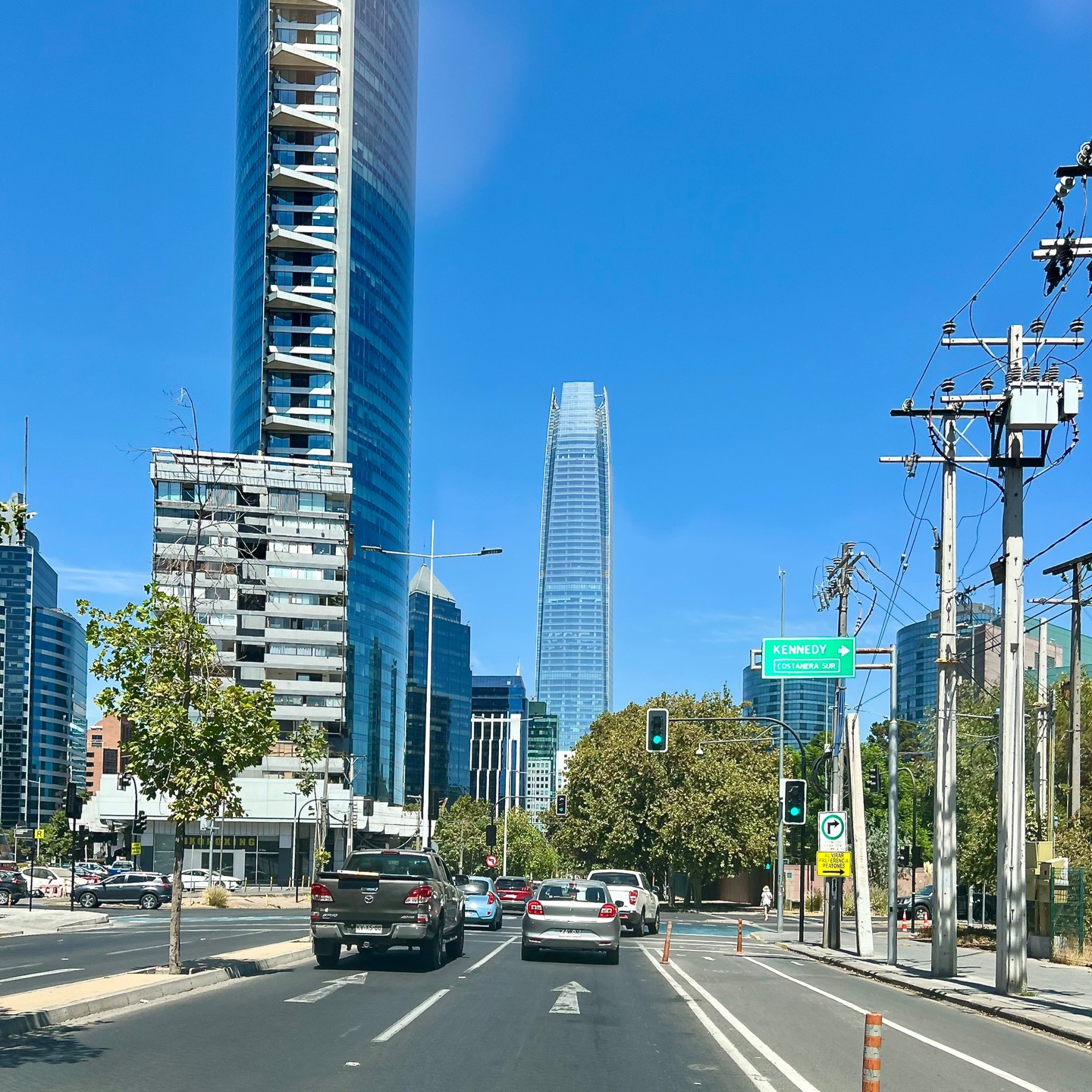 Das war mein Sonntag, 23. Februar 2025, hier in Santiago de Chile: Besuch des deutschen, dann des spanischen Gottesdienstes in der lutherischen Kirche an der Avenida Lota 2330. Beide Gottesdienste wurden vom Kollegen Karl Michael gehalten, der in Brasilien studiert hat und Spanisch, Portugiesisch und auch Deutsch beherrscht. Zwischen den Gottesdiensten kam kurz die Kollegin Hanna Schramm dazu und wir sprachen über die Sorge um die Wahlen in Deutschland an diesem Sonntag. Auch zwischen den Gottesdiensten erreichte mich die Mitteilung meiner Tochter aus der Schweiz, die gerne mit einer Freundin das Spiel der Berner Young Boys gegen Lugano im Stadion Wankdorf in Bern schauen gehen wollte, das jeden Moment losging. Ich konnte ihr gerade noch rechtzeitig meine Abo-Tickets zuspielen und YB belohnte das mit einem knappen 1:0-Sieg, der YB diese Saison doch noch ins Meisterschaftsrennen bringt. Zurück bei meiner Mutter, hatten wir Besuch von Valentina (links), die über 40 Jahre bei meinen Eltern lebte und ihnen eine unentbehrliche Hilfe im Haushalt. Sie war so gern bei ihnen, dass sie sich erst mit Mitte 80, also erst seit ein paar Jahren, definitiv pensionieren liess und nach mehrmaligen vorherigen Versuchen jedesmal wieder zurückgekehrt war. Wir haben Geschenke und Erinnerungen ausgetauscht und Anamaría, ihre Tochter(rechts), hat – wie auch sonst zwischendurch – verschiedene leckere Kuchen mitgebracht, die meine Mutter immer wieder bei ihr bezieht. Am Abend habe ich dann meiner Mutter geholfen, die letzten Weihnachtsdekos wegzuräumen und sie blieb vor einem ihrer geliebten Andenken stehen, dass sie von meiner Schwester zum 50. Hochzeitstag erhalten hatte. Den Abend liessen wir dann auf der Terrasse ausklingen … #familienbesuchchile #ccaatsantiago2025 #lebensübergang #überquerungen #iglesiaelredentor #iglesialuteranaenchile