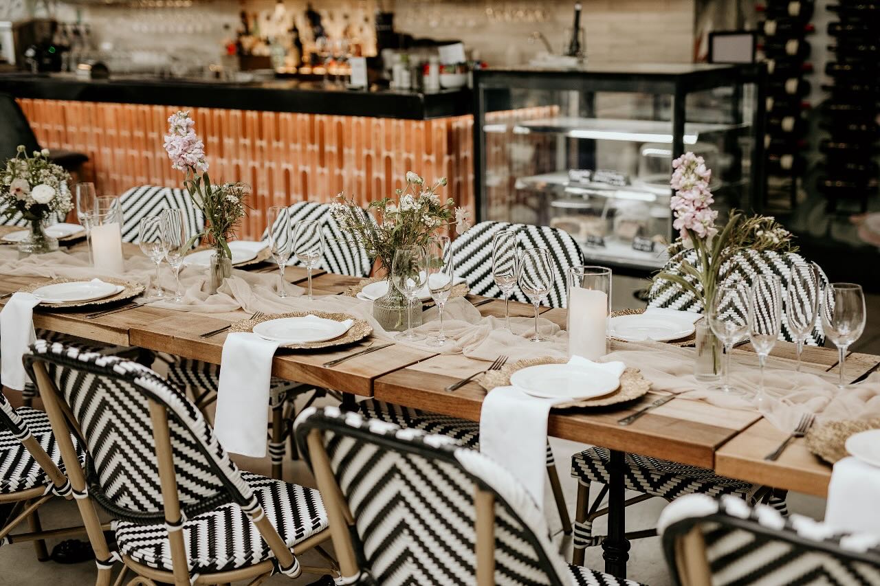 From the chic details to the inviting ambiance, every gathering at Greenhaus is a masterpiece.
Ready to pull up a chair? 🌿🍷
#GreenhausGatherings