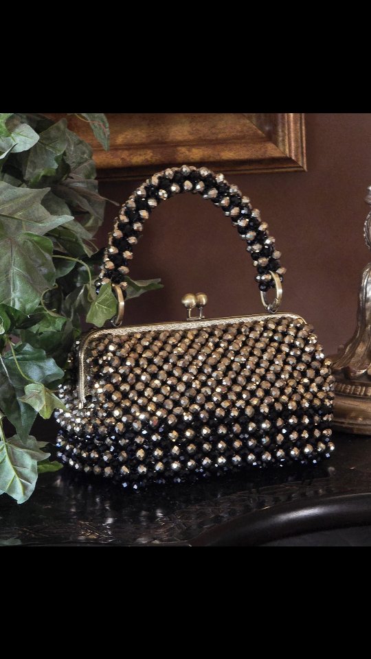 Look what I made!!!
As if I have time to add anything else to Kim's Gems Jewelry product line. I simply could not resist handcreating a few beautiful beaded bags!
Don't you just love'em....I do!
Coming soon to the website! ♥️
#whatwillicreatenext #jewelrydesigner
#newdesigns #newproductalert #beadedbags #beadedpurse #handcraftedjewelry #beadaholic #statementbags #statementpurses #liveyourjewelrydreams