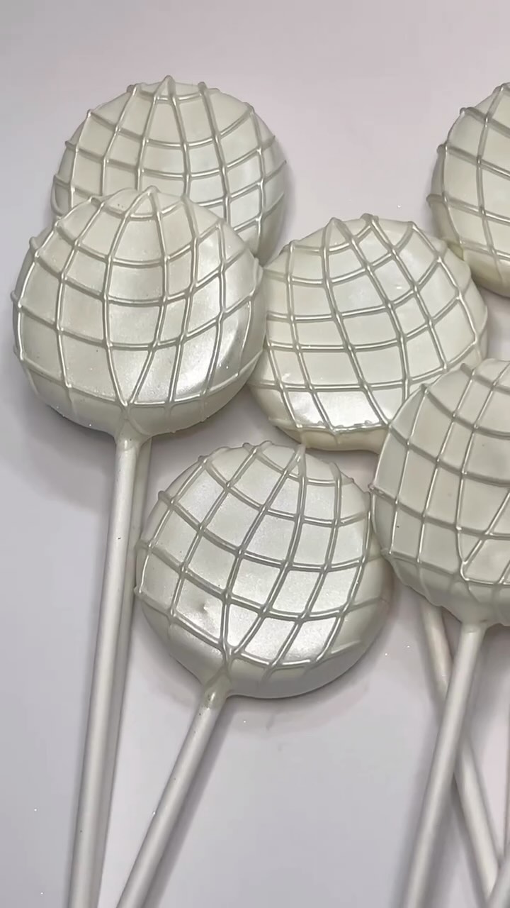 Happy New Year’s Eve! 🪩
Disco cake pop by the talented @mainstreetsweets_frisco 🤍
#NYE #NewYears #NewYearsEve