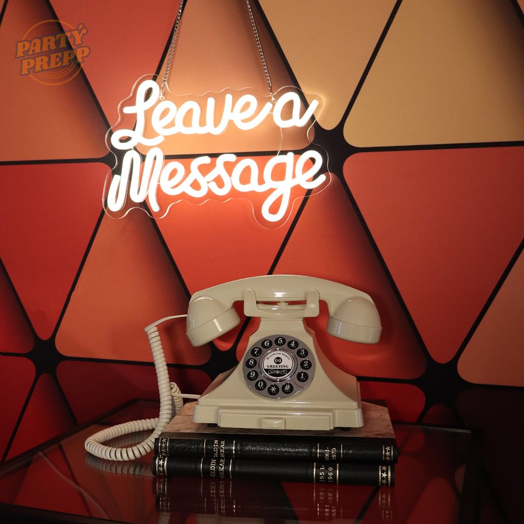 Símagestabækur ☎️📖
Fáðu gestina til að skilja eftir kveðju eða lesa inn nýársheitin og hlustið seinna! 🎆🥂🪩
Frábært í brúðkaupið, afmælið, ferminguna, áramótapartýið eða hvaða partý sem er! 🎉
Hægt að taka upp skilaboð sem spilast þegar tólið er tekið upp. Hver og einn skilur svo eftir sína kveðju fyrir gestgjafana að hlusta á síðar. 🥳
2 tegundir af símum til. Mjög einfalt í notkun. 📞
Kíkið á partyprepp.is og hafið samband á partyprepp@partyprepp.is fyrir frekari upplýsingar!