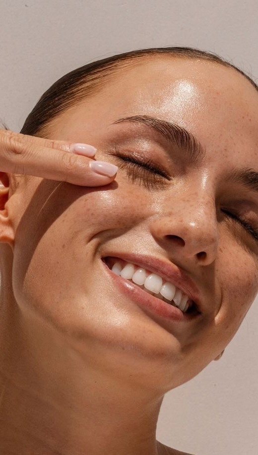 Ready for the best skin of 2025 with Virginie! ✨ Upgrade your skincare routine .
Ready to reach a new level of radiance? 💫 Combining our luxurious Coup d’Éclat mask with rejuvenating LED light therapy and our Gusha Refa is a game changer for your skin!
Here’s the magic:
* Enhanced absorption: LED light helps your skin absorb the hydrating and nourishing ingredients in our mask, boosting their effectiveness.
* ✨ Synergistic radiance: Experience the ultimate glow as LED light stimulates collagen production while the mask deeply nourishes your skin.
- Customized treatments: We can customize this powerful duo to address your specific skin concerns, whether it’s aging, acne, or dullness.
Ready to experience the difference? Book an appointment today and let us help you achieve your goals of beautiful, healthy skin! ✨ #CoupDEclat #LEDTherapy #SkincareGoals #GlowUp #SelfCare#skincaretips #amsterdam #antiaging #relaxation #naturalbeauty #beautysalonamsterdam