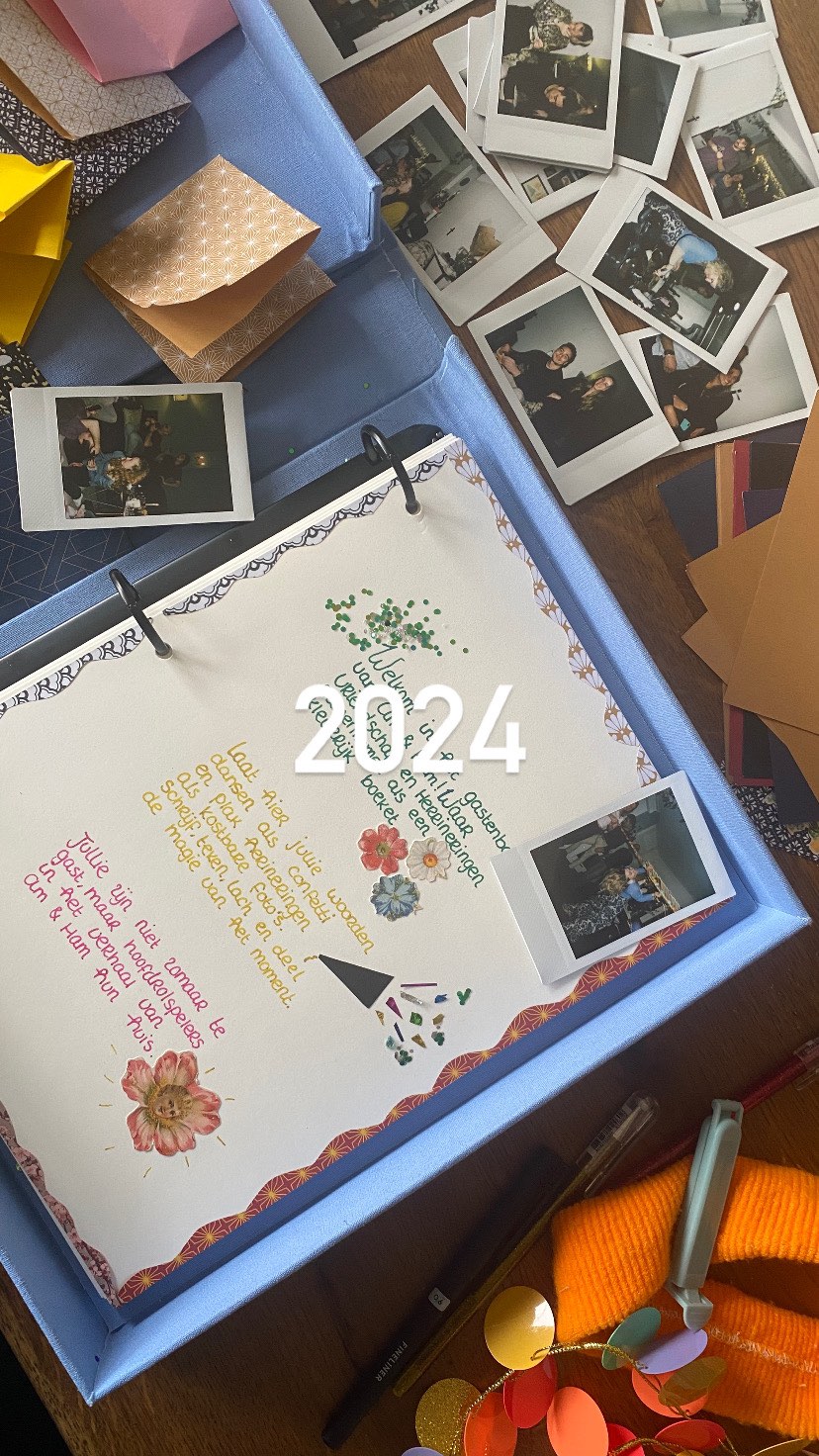 2025 wordt een spannend jaar. We hebben ons huisje. Dat is 1 droom die werkelijkheid is geworden. Maar ik heb mezelf wel “werkloos” gemaakt, dus dat maakt het spannend. Zit ik over een half jaar achter de kassa bij de Kruid, of sta ik trainingen en advies te geven? Ik ga jullie in alle eerlijkheid meenemen in het leven als ondernemer.
Maar voor dat ik dat ga doen, doop ik mezelf per 7 januari eerst om tot reisvlogger. Want na Thailand, Vietnam, Maleisië en Singapore gaan we dit jaar bijna 4 weken reizen door Sri Lanka!
Ik vlieg inderdaad nog steeds… daar eet ik het hele jaar vega voor en ik heb slechts 2 plankjes en 1 hangrek kleding. Op het gebied van vliegen wil ik minder consessies doen. De wereld is te groot en te mooi. Wil jij de wereld ook zien, maar heb jij een sterkere moraal? Volg onze reis dan in mijn stories!
#ondernemer #reizen #srilanka