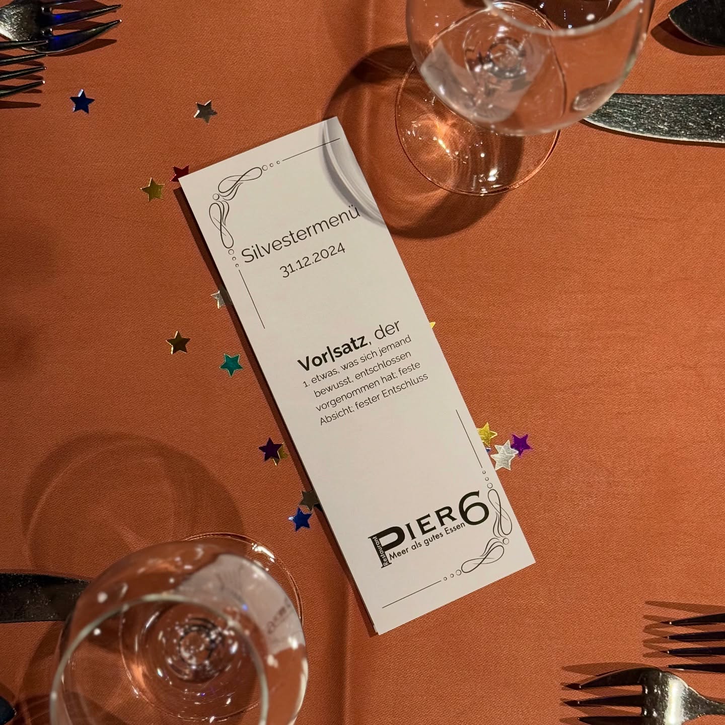 Wir möchten uns bei unseren Gästen, Partnern, Lieferanten und Freunden für ein ereignisreiches, spannendes und vor allem tolles Jahr 2024 bedanken. Zum letzten Mal in diesem Jahr verwöhnen wir unsere Gäste heute mit einem 6 Gänge Galamenü.
Wir freuen uns auf ein neues Jahr, voll mit neuen Dingen, alten Traditionen, Zusammenarbeit, Veranstaltungen, Gaumenfreuden, bekannten und noch unbekannten Gästen.
Guten Rutsch und auf ein frohes, friedliches 2025
Ihr Team PIER 6