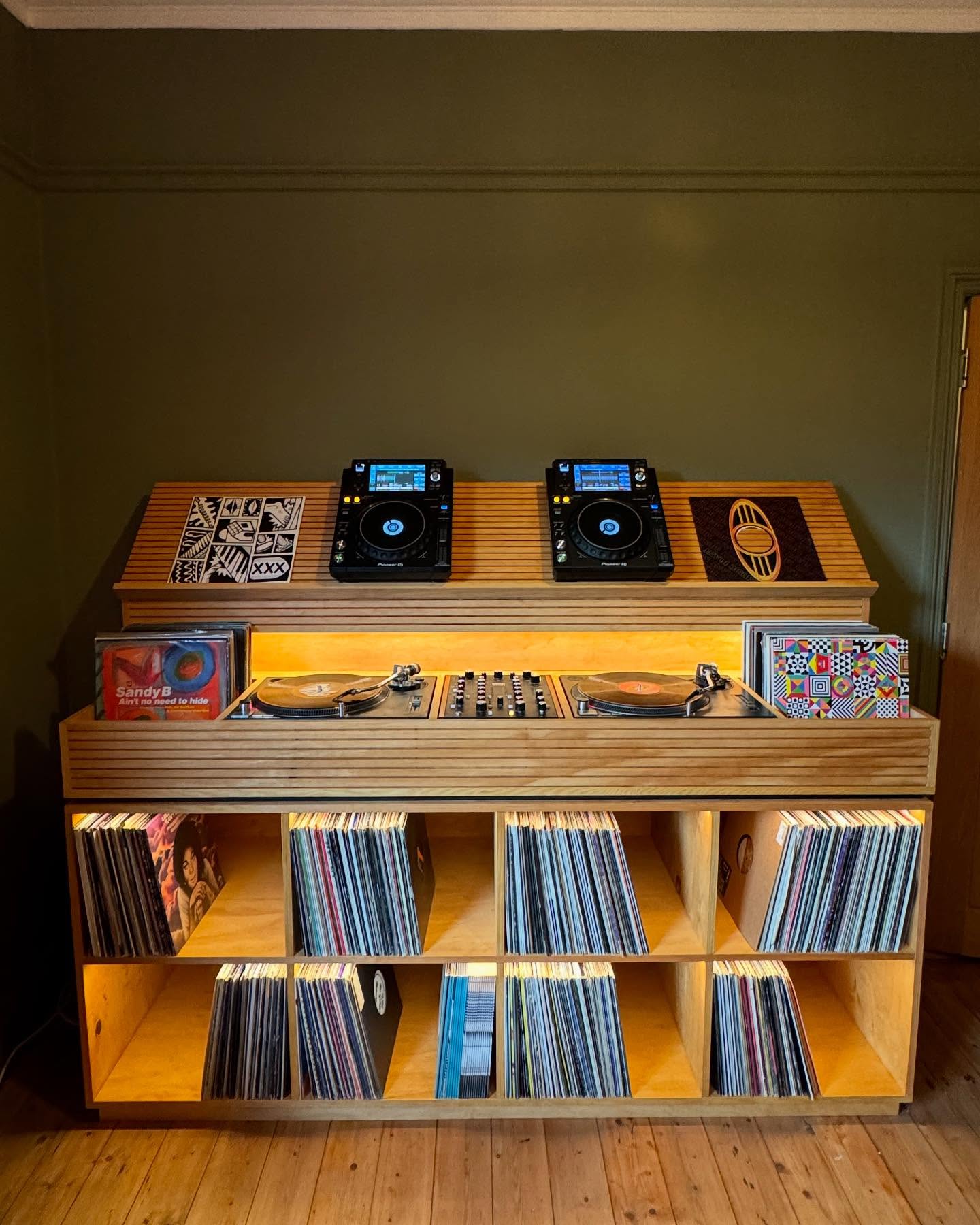 It’s been a while since we’ve shared a UK based @spinbackfurniture design!
Here’s a DJ unit they built with everything you need, featuring a full-length flip up storage trunk for CDJs and other essentials. 👌
The setup includes slots for a Rane 2014 mixer and two Technics, plus record bins with top lids for extra surface space when not using the bins. The speakers sit behind on free-standing stands, and built-in lighting helps with record digging visibility.🚀
👉Make sure to follow @spinbackfurniture for more designs!