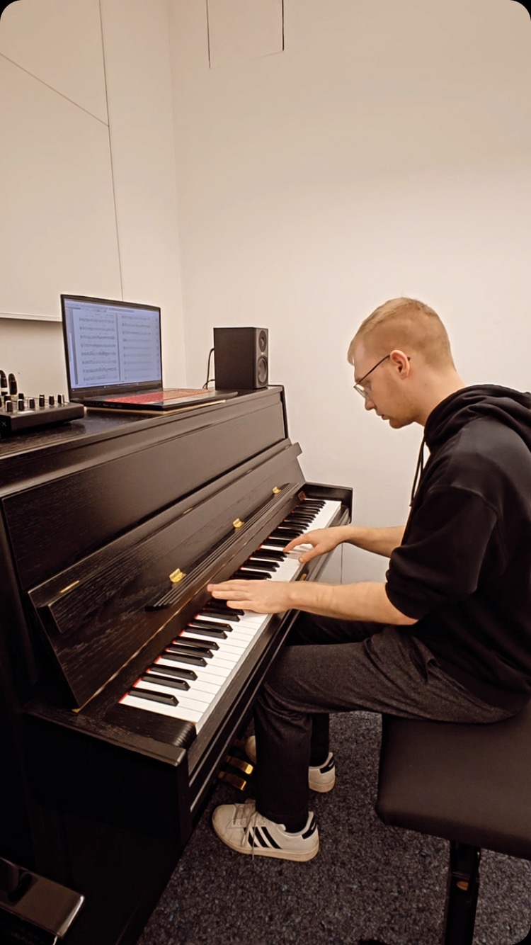 Kleiner Ausschnitt aus dem Komponierzimmer. 😁
Mein neustes Stück. Ein bisschen lesen musste ich noch 😅
#pianomusic #solopiano #composition #germanjazz #piano #hoody #harmonicmajor