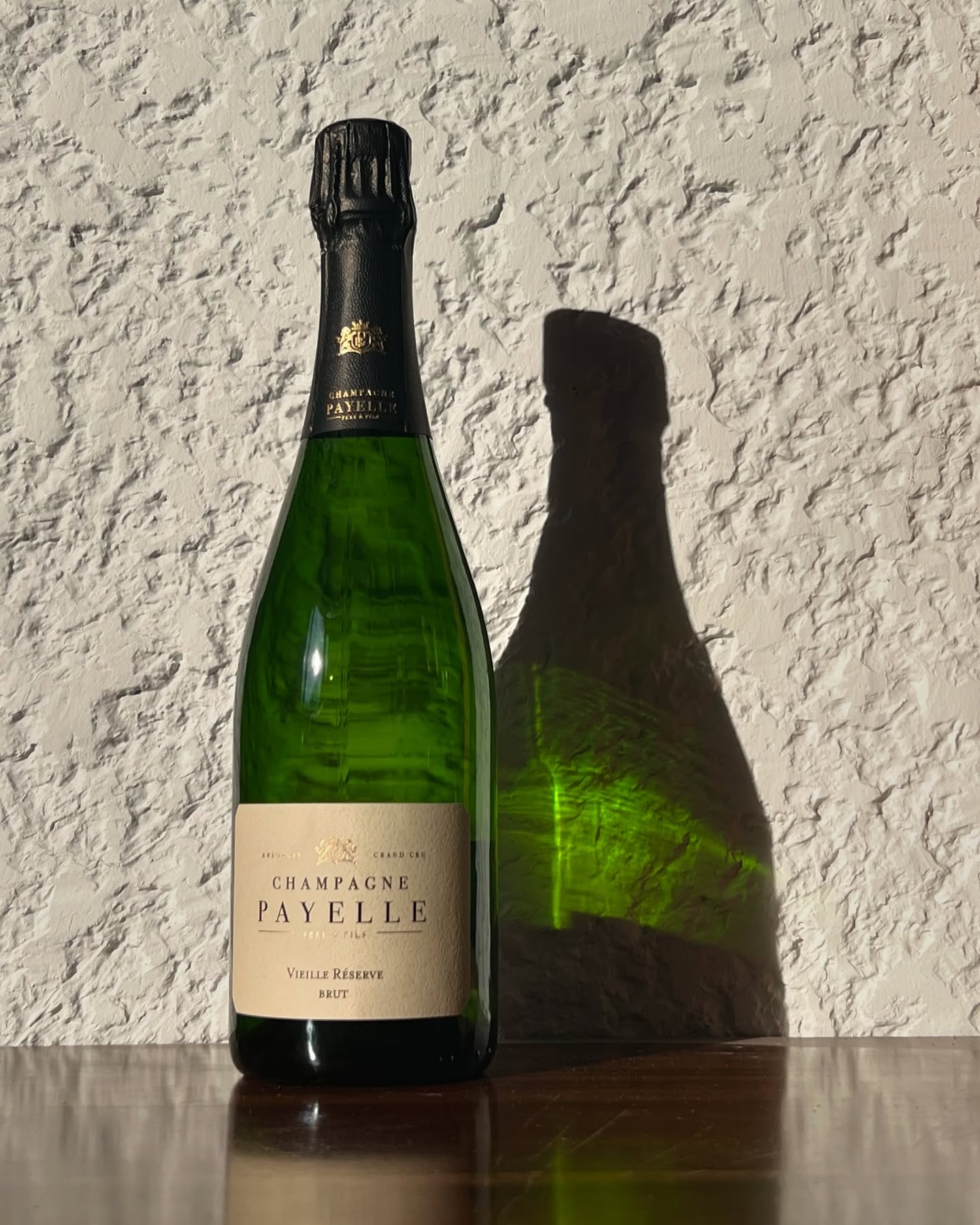 VIEILLE RÉSERVE
En ce deuxième jours de 2025, nous vous présentons la Vieille Réserve. La Vieille Réserve reste une cuvée emblématique de la maison PAYELLE PÈRE ET FILS.
L’habillage de notre bouteille dévoile une élégance intemporelle par son blanc cassé texturé.
La cuvée Vieille Réserve saura sublimer vos repas avec finesse et distinction.