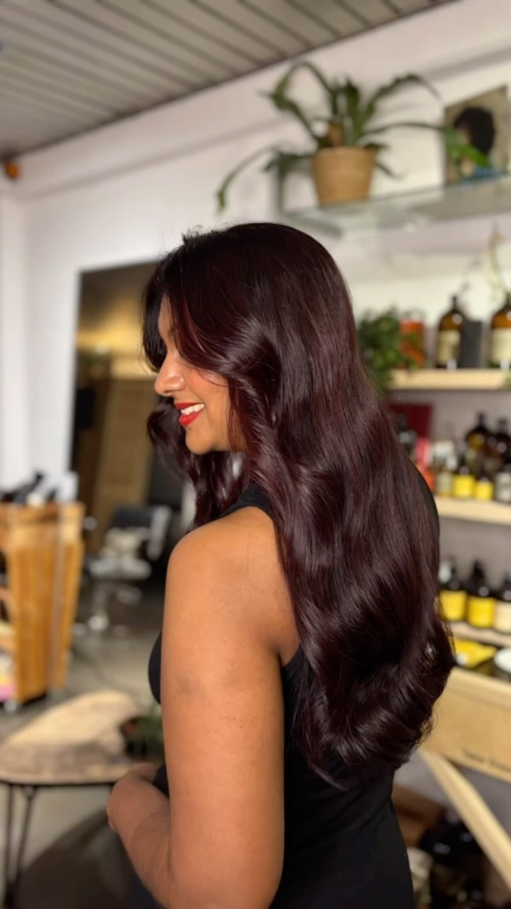 Cherry Cola Glazed for @warshachote ✨
Tired of the ordinary and ready for an extra touch? Start the new year with this shiny, beautiful burgundy inspired color at E Organic Salon!
#ecosalon #japaneseheadspa #cherrycolahair #burgundyhaircolor #scalpcare #organichaircare #hairinspo #haircolorinspo #coloristnearme #balayagenearme #hairsalonnearme #bestsalonnearme #organichaircolor #owaysalon #eorganicsalon