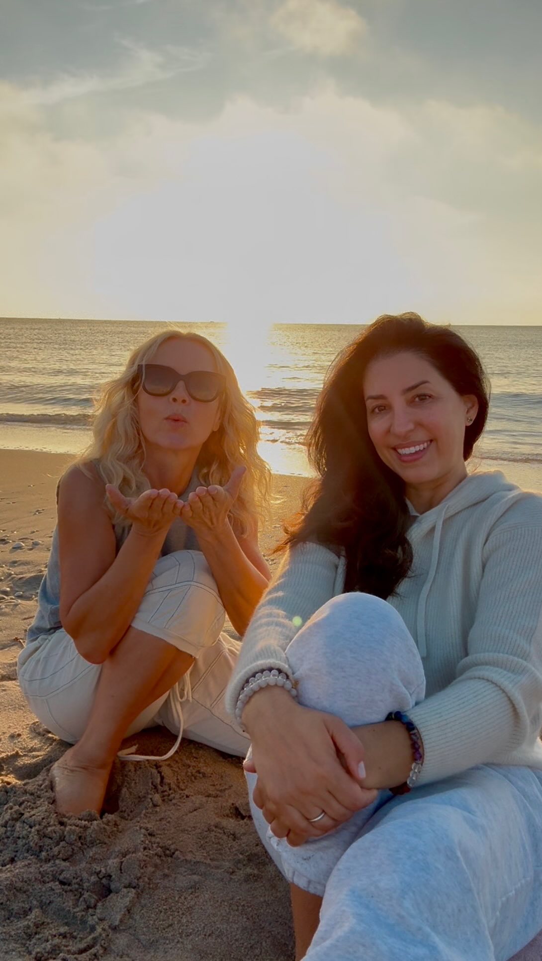 Blowing a big kiss packed with 2025 vibes—just like the first sunrise, glowing with hope, fresh starts, and endless possibilities. 💫✨
Catch this golden energy to kick off the new year with courage and joy. (Warning: Side effects may include spontaneous smiles and an irresistible urge to shine brighter than ever!) 🌅💛
#Hello2025 🌟 #CatchTheVibes ✨ #FreshStarts 🌄 #GoldenEnergy 💫 #NewYearJoy 🎉 #MeaningfulConnections 💍 #ShineBright 💎