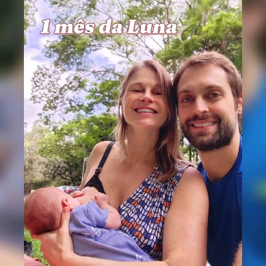 🥳 Completamos 1 mês de vida 🌷
Os primeiros 15 dias do puerpério foram BEM intensos.
Sobrevivemos 🙌🏼 e agora estamos em aleitamento materno exclusivo 🤱🏼há 1 semana que sempre foi prioridade para mim.
Ainda no hospital ... Minha apojadura (descida do leite ) começou com menos de 48 horas de vida da Luna, o que não é habitual.
Além disso a Luna tinha o freio da língua curto, o que dificultava muito a pega no seio.
⛔ Recomendo mamãe ficarem as 72 horas após o nascimento - cobertas pelo convênio!
Precisamos complementar com copinho 🥛, com coração ❤️ partido por causa de Dor intensa e fissura mamária. A equipe do GAAM na maternidade @star fez laser, orientações e ordenha manual.
Saímos de alta, exaustos e preocupados direto para o consultório da Fono para uma melhor avaliação da língua @fono.mariliagiorgetti, fez um excelente atendimento, nos deixou seguros das decisões a serem tomadas, indicação cirugica e exercícios a serem realizados.
Agendamos a odontopediatra @dra.monica.gianesella para avaliação e procedimento de frenotomia, realizada de forma extremamente cuidadosa, na minha presença, sob anestesia local, explicados todos os detalhes previamente e tendo assistência após e retorno após 15 dias para reavaliar cicatrização, que estava excelente! 👏🏼👏🏼
A Sílvia, enfermeira consultora de amamentação @amapensar esteve em casa nos socorrendo, de última hora, no fim de semana imediatamente após a alta para aplicação de laser e orientações de mamada. Um verdadeiro workshop com bônus de dicas de troca de fralda e banho, extremamente grata ! Foram 4 atendimentos, em cada um novo aprendizado.
Tivemos uma consulta presencial com a @dra.kikanunes minha amiga maravilhosa, que já estava nos orientando e fazendo as indicações dos especialistas antes mesmo da consulta presencial. Mesmo eu sendo pediatra com formação há mais 20 anos, foi muito bom ter outro olhar e ser surpreendida com informações que eu não conhecia, amei demais 💕, tenho certeza que além de ter o privilégio de seguir com a Kika, irei somar muito aos atendimentos de meus pacientes😉.
****** CONTINUA NOS COMENTÁRIOS *****
#1mesversario #maternidadereal💖 #internação #frenotomia