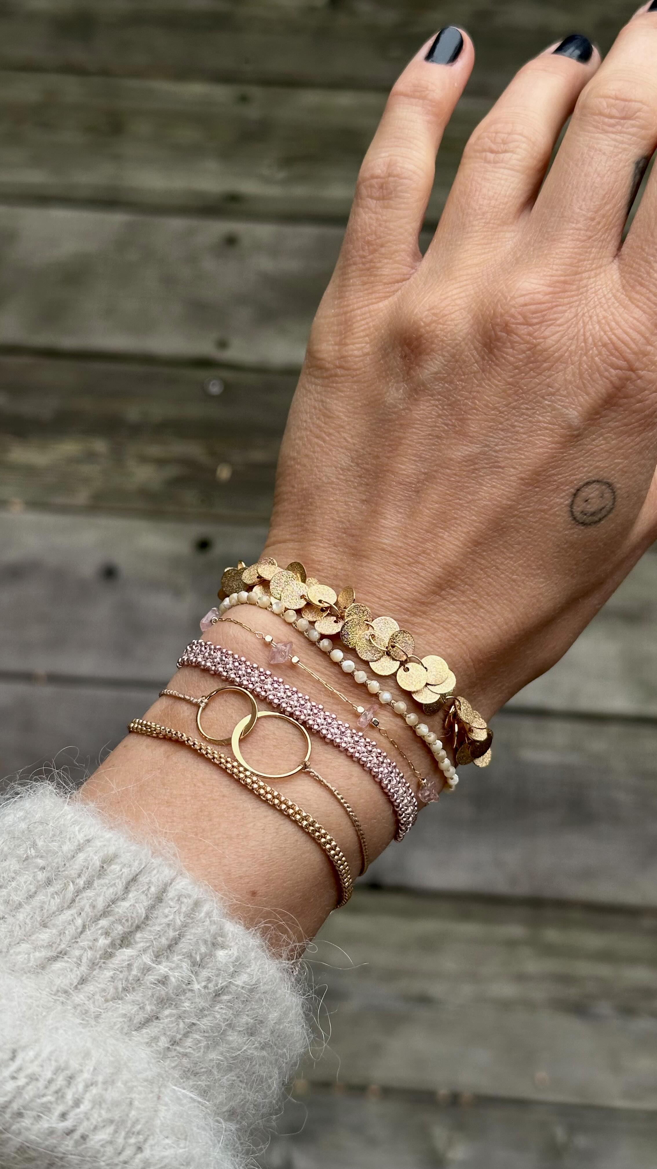 New in 🪩 Endlich sind die neuen Armbänder online.
Alles handgemacht & alles 100% wasserfest.
Schmuck, den man nicht mehr ablegen muss und bei den feinen Bändchen und Farben, passt immer noch ‚eins mehr‘!
#ntk #nexttokate #whatkatewore #whatkatewears #jewellery #layers #jewellerylover