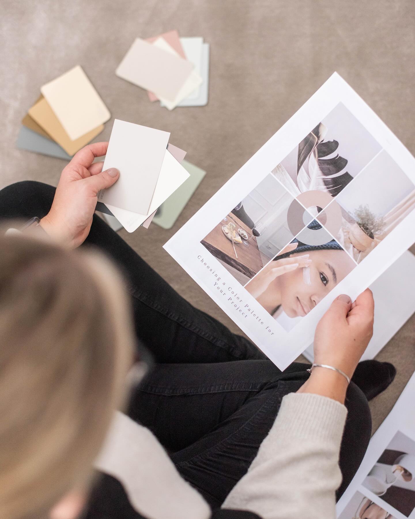 Den röda tråden – har du koll på den? 🧶
Det är den som håller ihop din visuella kommunikation, den där osynliga men avgörande länken som skapar igenkänning och en stark identitet. Den ska genomsyra allt – från dina sociala medier och din hemsida till alla andra plattformar där du kommunicerar med din målgrupp.
För att säkerställa en tydlig och sammanhängande röd tråd behöver du en genomtänkt grafisk profil. Den fungerar som din kompass i den visuella kommunikationen och hjälper dig att hålla en enhetlig stil i färger, typsnitt, bildspråk och logotyp.
En grafisk profil är med andra ord en av de viktigaste byggstenarna i ditt varumärke. Med en stark visuell identitet blir du lättare att känna igen, och ditt budskap får större genomslag.
Men det visste du säkert redan, eller hur? 🙌🏼
#branding #grafiskdesign #grafiskdesigner #grafiskprofil #varumärke #varumärkesstrateg #varumärkesbyggande #varumärkesdesign #företagsutveckling #egenföretagare #marknadsföring #brandidentity #branddesigner