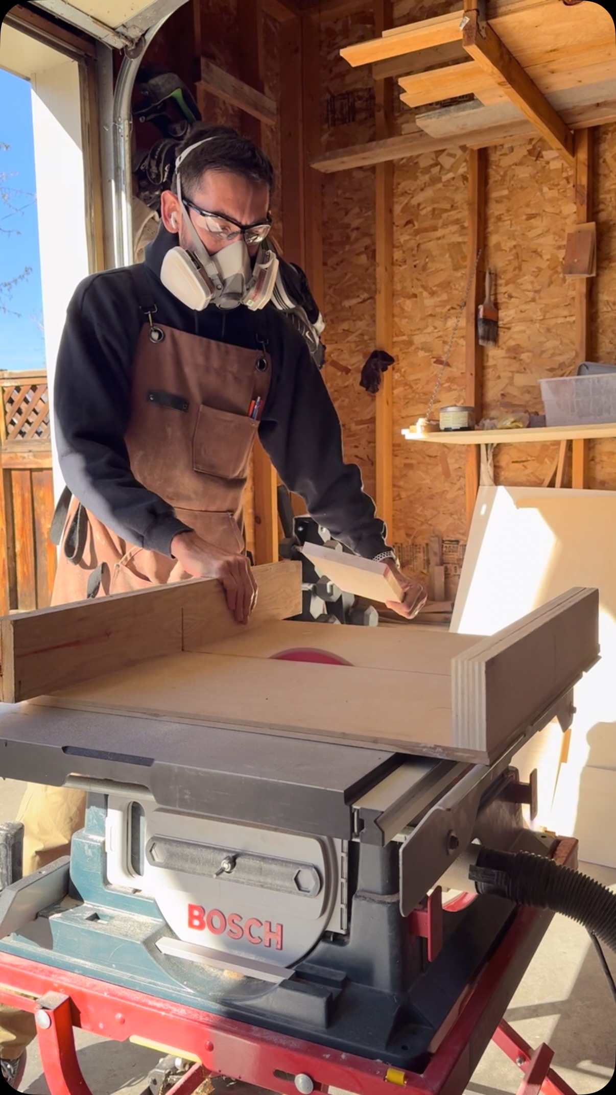 Was commissioned to design and build company signs to give away for holiday gifts. It was a fun process figuring out the best way to build, assemble, and finish these. Overall very happy with how they turned out and learned a lot!
#homadewoods #woodworking #smallbusiness