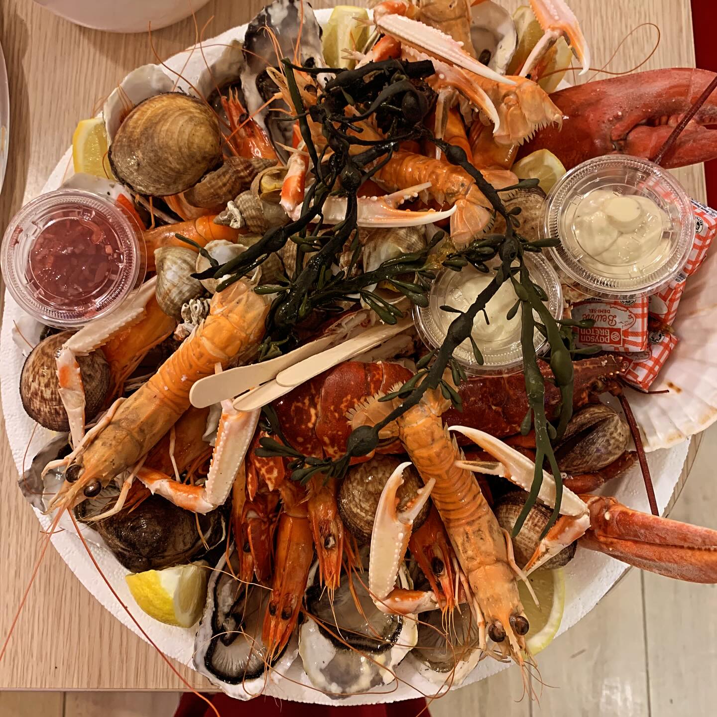 Salut à tous ! Je sors de ma léthargie avec des plats de type "suite de fêtes" 😂😂 Alors pas de la detox, hein, c'est plutôt ma tournée en mode "comment accommoder les meilleurs restes du monde" 🥳🥳 !! Ici, le plateau de fruits de mer, j'ai fait du bouillon avec les carapaces des crustacés, qui va être congelé pour plus tard... et avec les bulots / crevettes etc, une sauce qu'on a dégusté avec des linguinis - après un bref passage au congélateur, car on n'en pouvait plus d'en manger 🤣🤣 !! .
.
.
#BonAppetit !
.
Pensez à ENREGISTRER ce post pour vous inspirer plus tard ☺️ et vous abonner bien sûr 🥂
.
+ de 170 recettes et astuces sur
www.delicieuxsanssucre.com
Ou lien cliquable dans ma bio @delicieuxsanssucre
.
Créez VOTRE MODE D'ALIMENTATION sur mesure 🎁🎁 avec le programme TAPAS :
Un programme de folaï pour vous guider vers une alimentation saine, gourmande et durable en 8 modules ultra-pratiques !
.
.
#Transformezvotrealimentation
#MangerMieux #MieuxManger #Alimentation #AlimentationSaine #Flexitarien #FaitMaison #DansMonAssiette #MangerSain #MangerSainement #cestropbon #EquilibreAlimentaire #ReequilibrageAlimentaire #DelicieuxSansSucre #IgBas #IndexGlycemiqueBas #RegimeIgBas #miam #miamMiam #VraimentSain #SansGluten #gourmand #Bio
#legumesdesaison