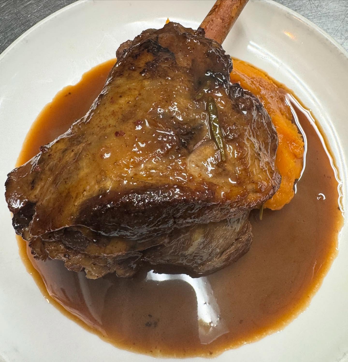 Lamb Shank @copperkettlecafe #copperkettlecafe #hartsdale #scarsdale #eaaaaats #westchester #westchestercocktails #westchestereats #comfortfood #dobbsferry #edgemont #hartsdaleeats #foodporn #copperstyle @resy