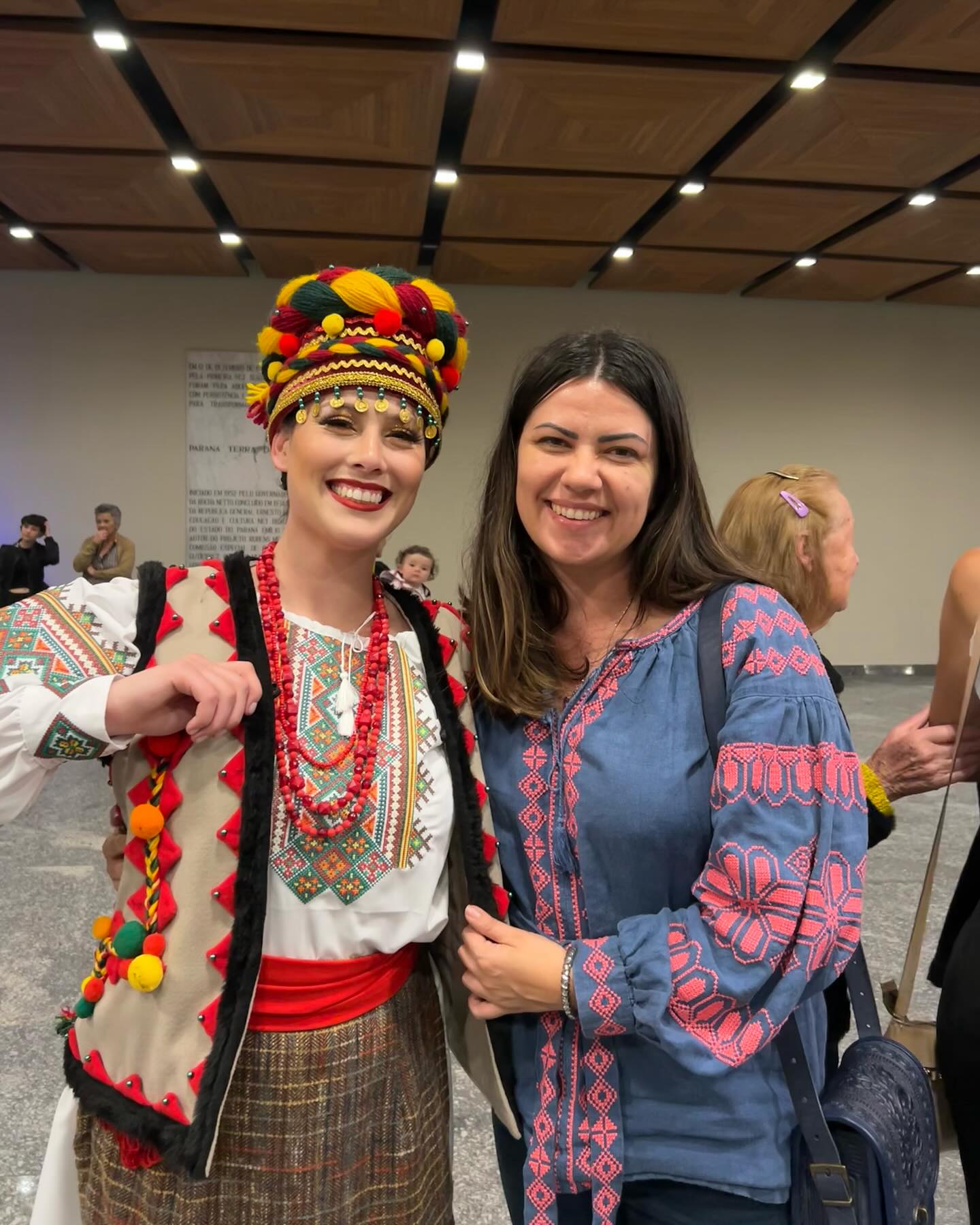 Neste ano participamos pela primeira vez no evento 🇺🇦 em Curitiba! Curitiba onde o @grupopoltava realizam eventos sensacionais da cultura ucraniana! Foi um sonho conhecer um e sim foi incrível! Agradeço essa oportunidade de participar no evento e conhecer vocês pessoalmente! Encontrei pessoal que sigo e admiro faz tempo. Próximo ano terá festival de danças ucranianos #31! Quem puder visitar, não percam essa oportunidade!!! E tão bom como falam!!!!
#ucranianosnobrasil #ucranianos #ucrania #artesanatosbrasil #dançasnacionais