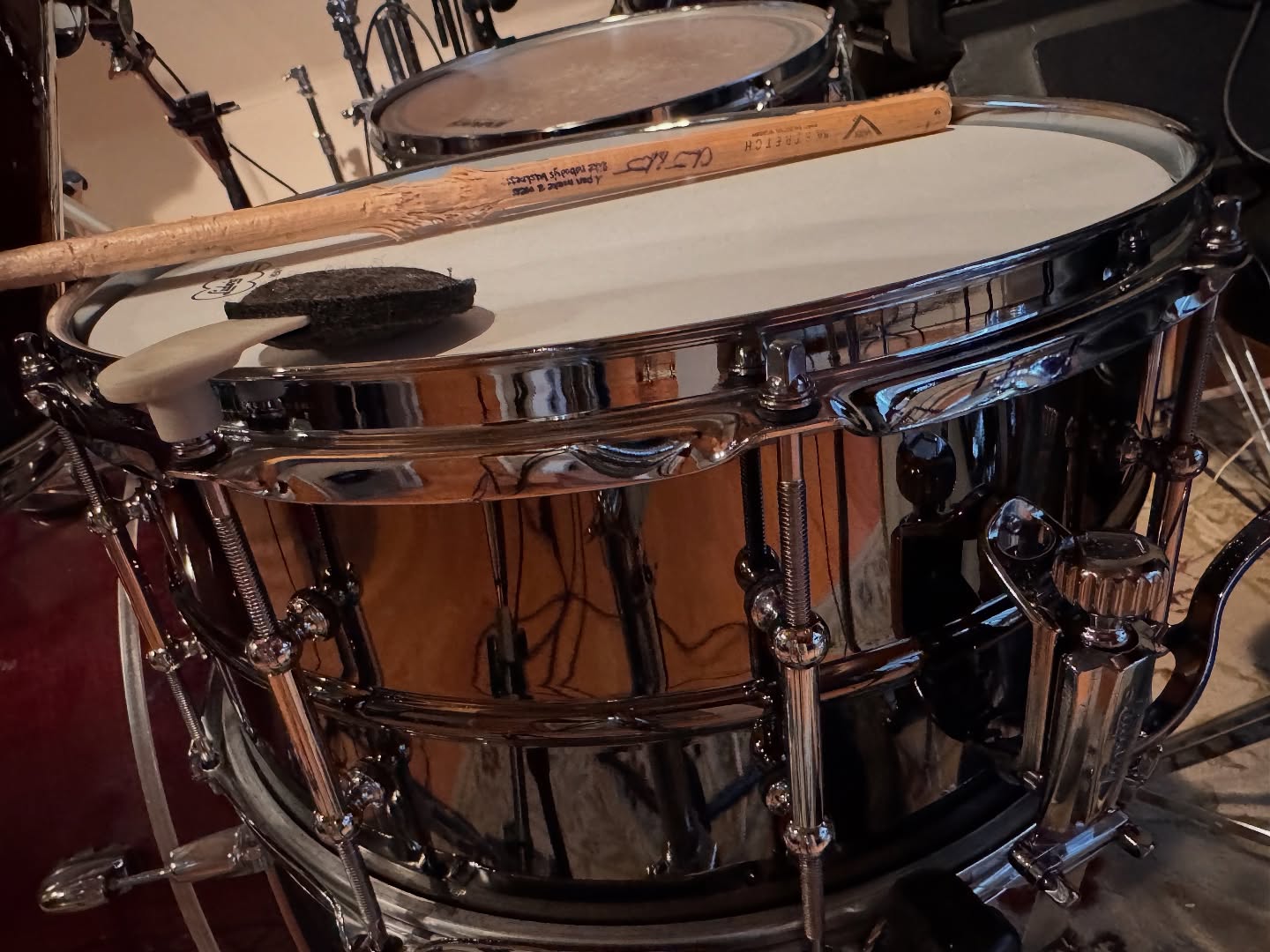 Started the new year off right, behind the kit for some woodshedding. Adding this amazing black beauty to the snare arsenal @portraitrs. 2024 is in the books and I’m stoked for what’s to come in 2025. I hope everyone has a safe, happy, and healthy new year!
.
.
.
#makinghits #mixengineer #producer #punk #poppunk #alternative #alternativerock #protools #neve #amek #rupertnevedesigns #empiricallabs #uad #ludwigdrums #paiste #vaterdrumsticks