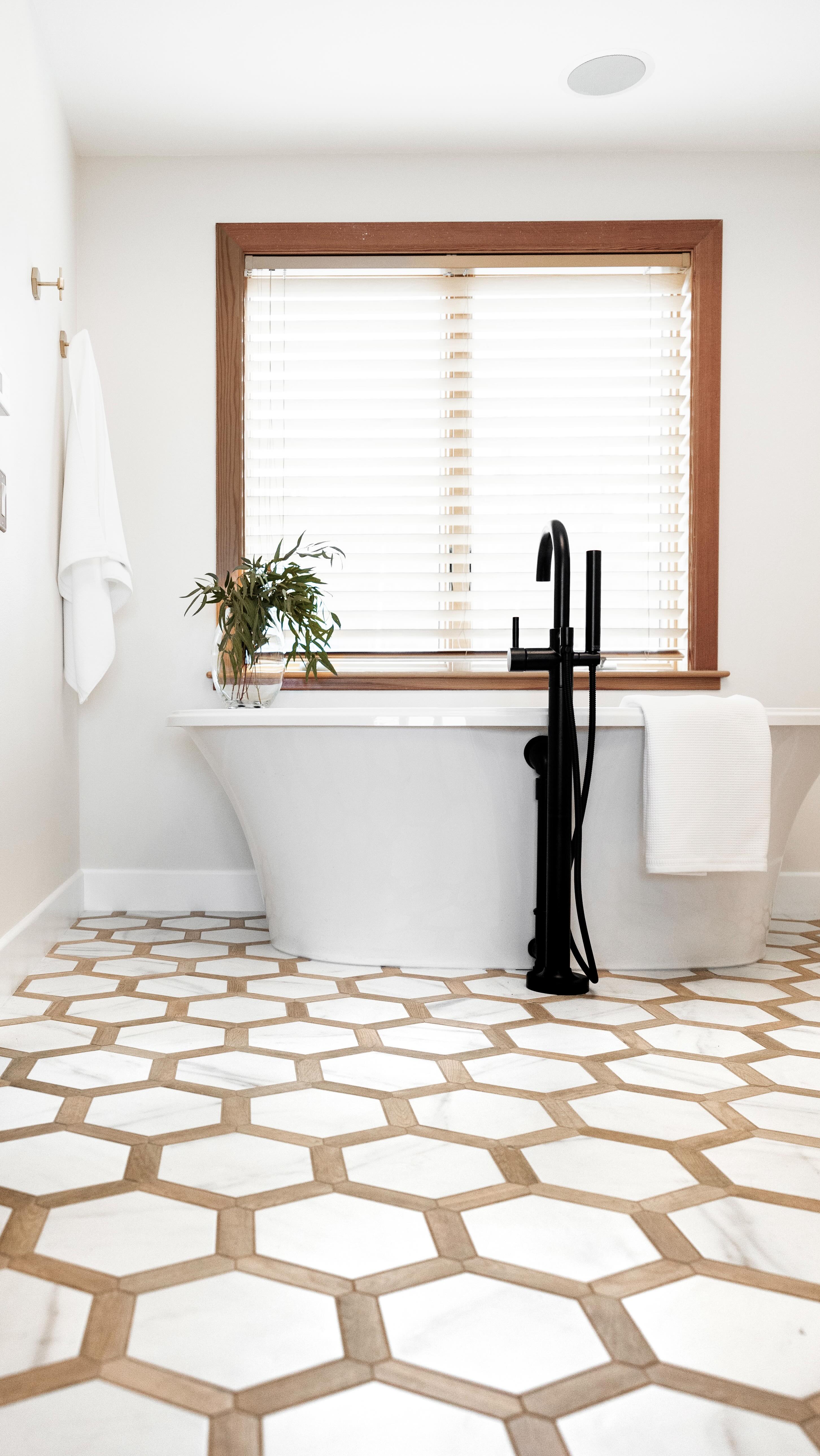 “✨This gorgeous home has dual bathrooms off of the primary bedroom and our client wanted a fresh and updated look to her en-suite. See the transformation of this bathroom into a warm, romantic retreat with a modern edge! ✨
Photographer: @lenaleephotography
Contractor: @DandronConstruction
Interior Design: @aspenredesign
#BathroomRemodel
#HomeRenovation
#BeforeAndAfter
#AlaskaInteriorDesign
#Alaskahomeremodel
#interiordesigner
#modernbathroomdesign