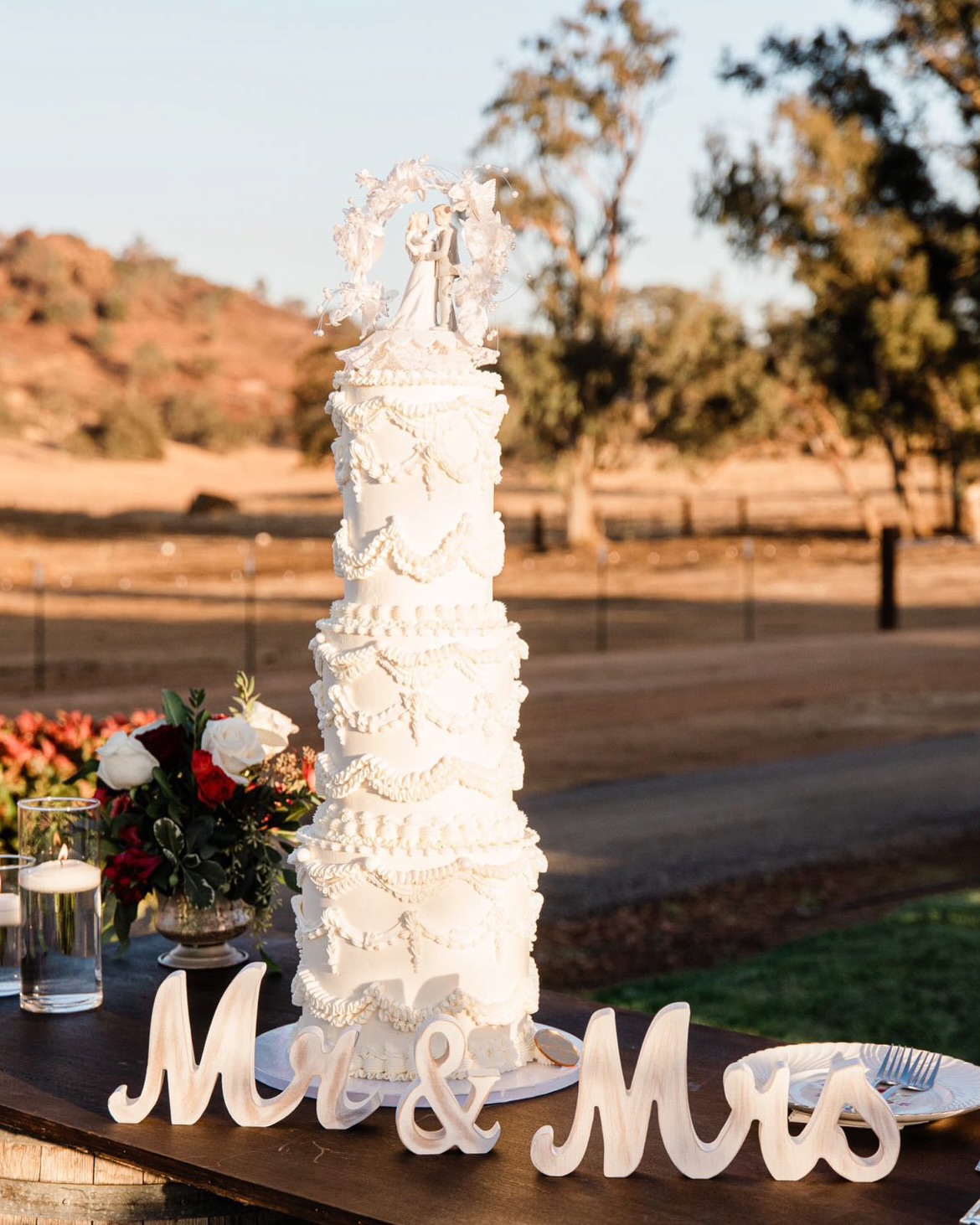 The Herricks’ 🤍🤍🤍
.
.
.
Timeless!! I fall in love over and over when I see this 🤍🤍🤍
.
Photography 📸 @emeraldcinemaweddingfilms ✨
.
.
.
#sugardreamsodeza #weddingcake #vintagecake #buttercreamcake #tieredcake #cakedesign #weddingcakedesign #wedding2024 #wedding2025 #wedding2026 #cakesofinstagram #elegantcake #luxurycakes #luxurycake