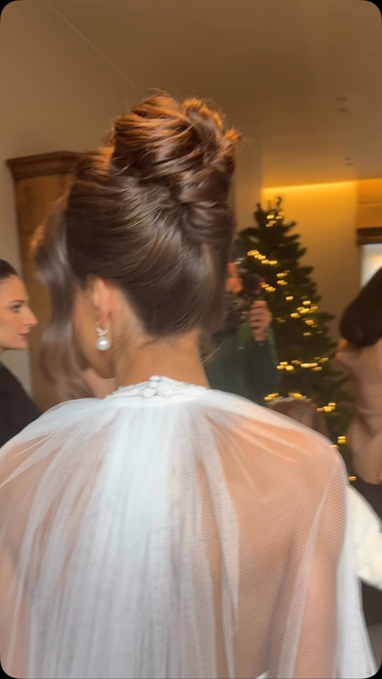 Winter Weddings ❄️✨🎄
It gives Bella Hadid meets Cinderella 🤍 our bride @sybillevm styled by @allisondepmuah 👌🏼
#winterweddings #bridalhairstylist #bridalhair #parishairstylist #hairtrends #weddingtrends