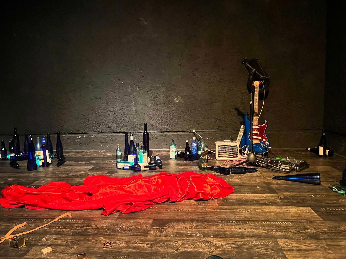 Y por eso bebo, bebo desde la lógica de un amor no correspondido, del miedo a la soledad y de la melancolía.
Hoy asistimos a Alcoholic Logic en el @cuartodmaquinas una obra íntima en la que Janis Joplin, Amy Winehouse y Charles Bukowski, se conjuntan en una experiencia con la que muchos se pueden sentir identificados 👁️
Reseña próximamente ✨
.
#teatro #monologo #teatromexicano #teatroindependiente #musica #teatromusical #mexico #revista #reseña #janisjoplin #amywinehouse #charlesbukowski