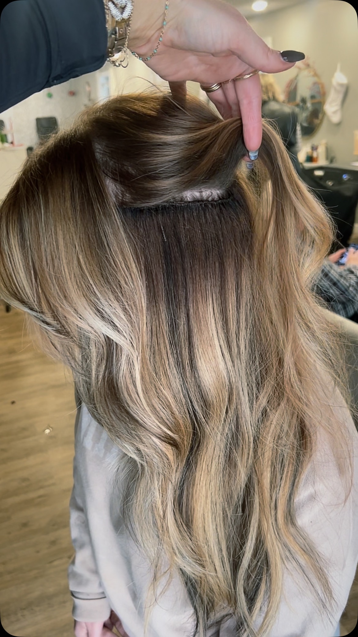 This babe only has one row of extensions!!
Yayyy to a new color for my client Hannah but also for the fact that you don’t need to hand over an arm and leg for the hair of your dreams.
Yes I said that… 😊
- Installing 1 row of hand tied extensions gives you a fuller look while working with a budget. Curls stay longer and gives your hair that extra volume.
@lanzahaircare @unite_hair @invisiblebeadextensions