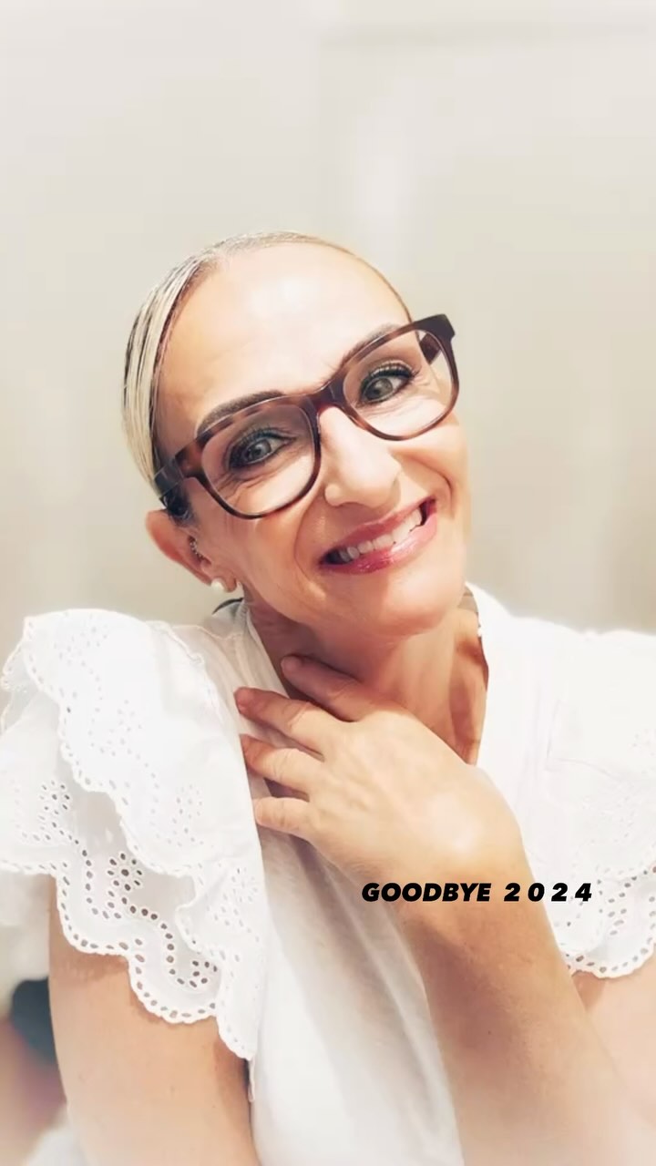 ✨NEUES JAHR - NEUER GLOW✨
Dieses Jahr war besonders für mich: Im Januar durfte ich mein 25-jähriges Jubiläum feiern – ein Meilenstein, den ich ohne Dich und Deine Unterstützung nie erreicht hätte!
Bei AVOUS Cosmetics geht es mir nicht nur darum, Dir eine gesunde, strahlende Haut zu schenken oder Deine Wimpern und Brauen perfekt zu stylen. Es ist mir genauso wichtig, dass Du bei mir eine kleine Auszeit vom Alltag geniessen kannst – wie ein Mini-Beauty-Day-Spa. Ein paar wenige Stunden, in denen Du entspannst, loslässt und den Fokus auf Dich legst.
Auch nach mehr als 30 Jahren fühlt sich meine Arbeit nicht wie Arbeit an – sie ist meine Leidenschaft. Zu sehen, wie Du mit einem Strahlen mein Studio verlässt, macht mich jeden Tag aufs Neue glücklich.
2025 wird für mich ein Jahr voller Veränderungen. Bleib gespannt – ich freue mich, wenn Du diesen Weg mit mir gehst!
Ich wünsche Dir für das neue Jahr Gesundheit, Glück und viele kleine Momente, die Dich strahlen lassen!
“Danke für Dein Vertrauen und Deine Treue!“
Deine Catalina ❤️
.
.
.
.
.
.
#beauty #beautylover #healthyskin #glowyskin #beautyspa #dayspa #beautycare #matis_switzerland #avouscosmetics #lashlift #browstylist #rüti #zürich #zürichoberland #kosmetikerinmitlangjährigerberufserfahrung #auszeit