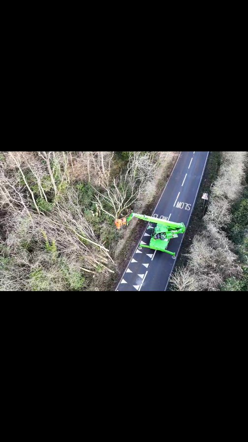 @rotoarb_and_lifting out on the Surrey roads getting stuck in to more Ash Dieback work 🪚🌳 first go with the new drone to capture some different footage, thanks @maxpearce91 for the recommendation! 📸
@bethandewey @smithyl77 @m1waymason @matdewey @dryadtreespecialists @tom.bunday
#ashdiebackremoval #ashdieback #treecontracting #treework #merloroto #mecharb #drone #dronephotography