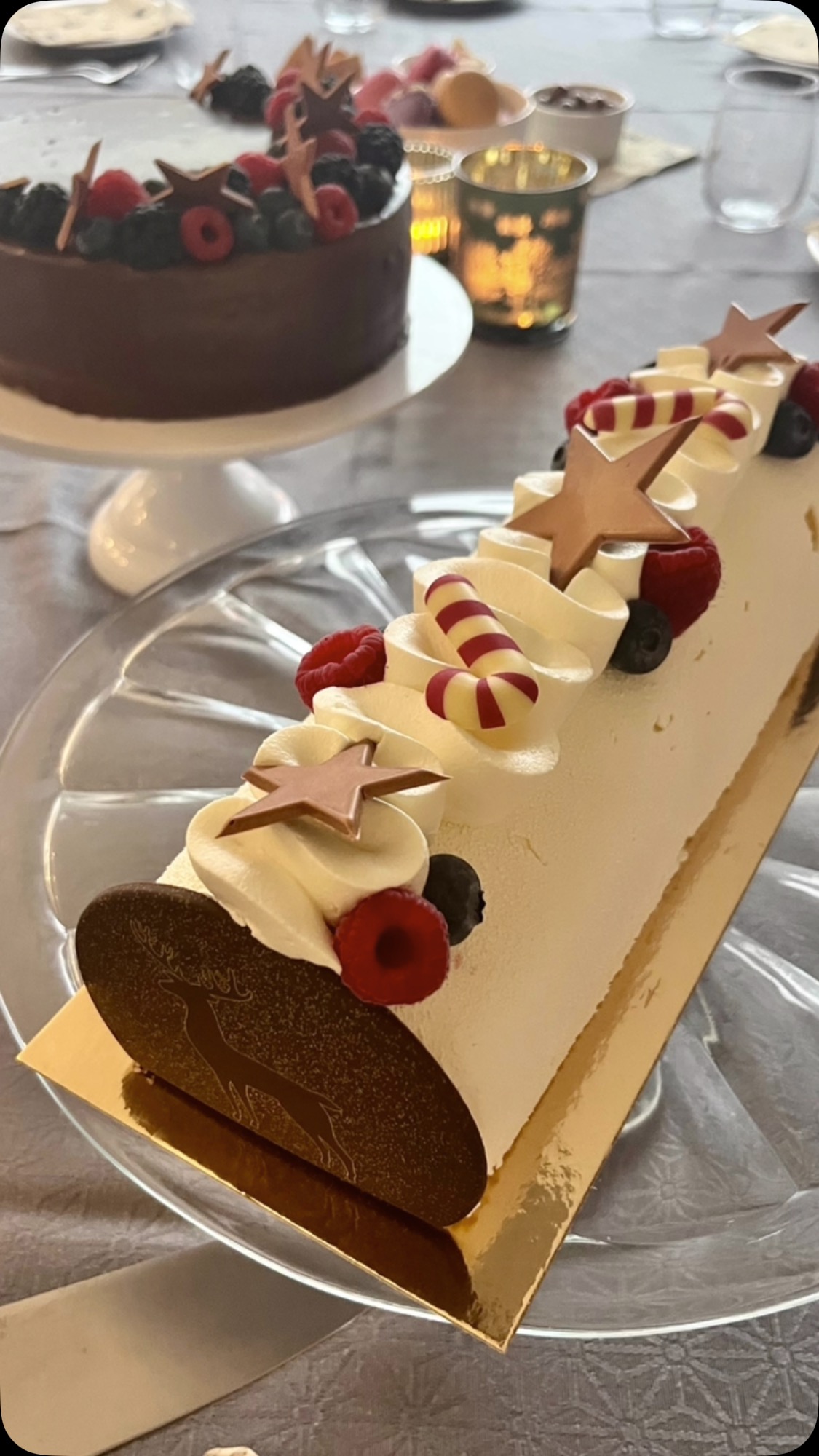 ✨Nieuwjaarstaartjes ✨
🤍 Buche van passievruchtenmousse met frambozenpallet, amandelbiscuit en witte chocolade
🤍 Chocoladetaart met chocomousse, frambozenpallet, amandelbiscuit en crunchy witte chocoladebodem, overgoten met chocoladeganache
Taartjes voor eigen gebruik. Recepten uit de opleiding @syntrawest
#nieuwjaarstaart #buche #chocomoussetaart #bakinglove #bakkenmaar #bakersreels #zozoet #oostende