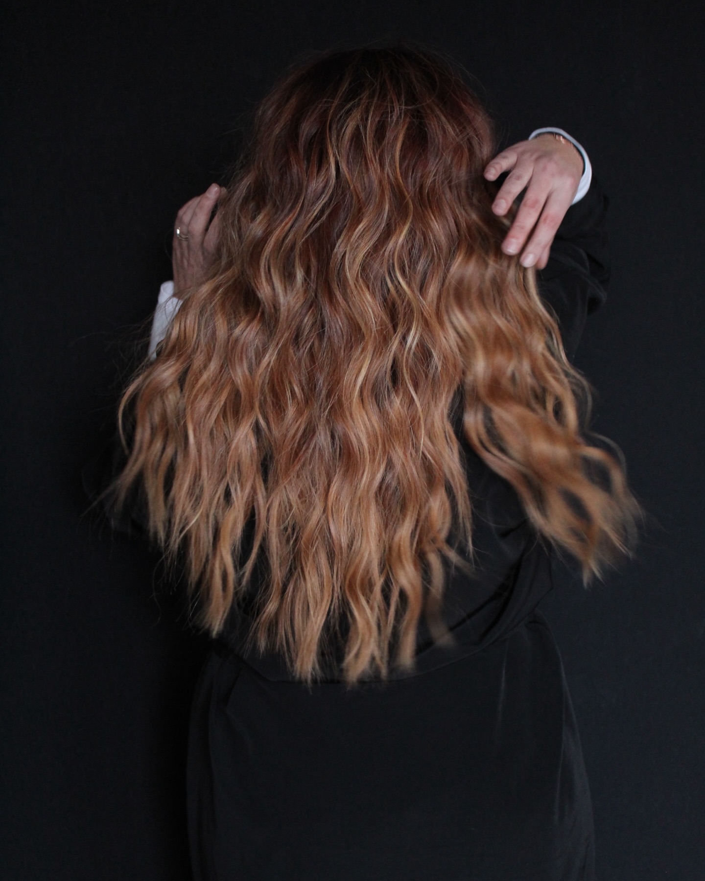 The secret to curls like this that last for days? Take smaller sections!
#hairstylingtips #salon705 #salon705susanville #susanvilleca #renohairstylist #cowboycopper #hairextensionist