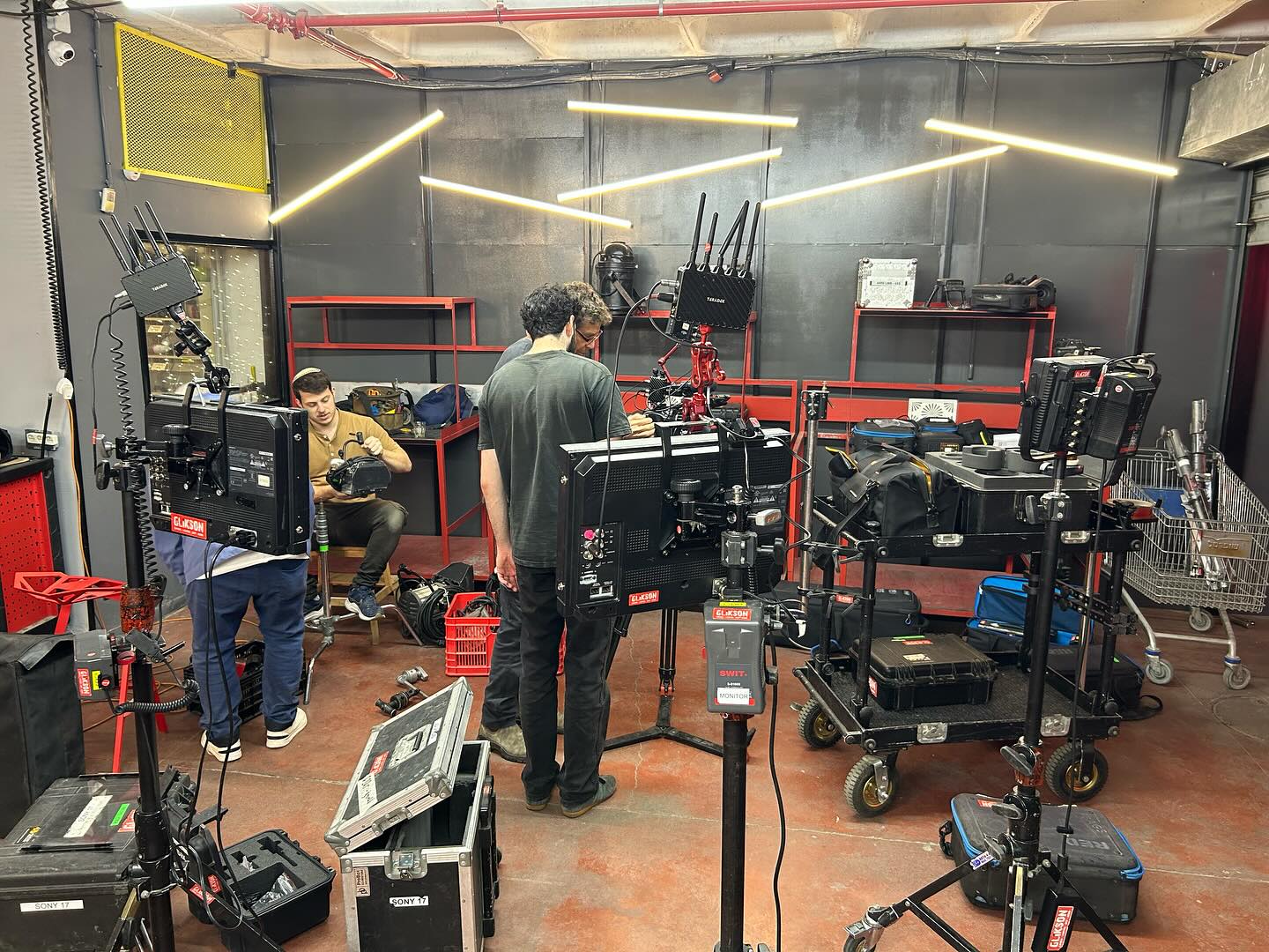 כשאתה מוקף בציוד בשווי מיליון דולר, אבל עדיין מחפש איפה שמת את הטוש מחיק. 🎬🖊️
בהצלחה לצוות שיוצא להפקה.