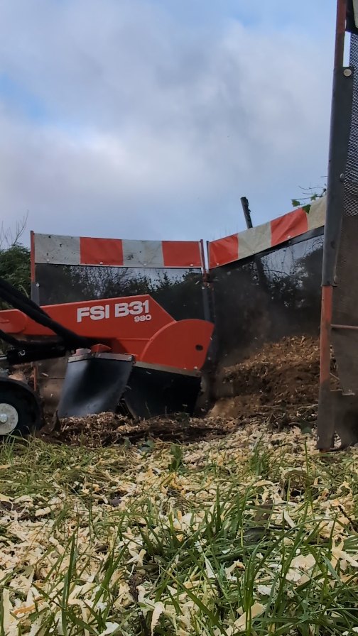 @exsel.plant @wearefsi_uk grinder taking care of a few Conifer stumps today with consummate ease 🪓 🪵 cracking piece of kit this 💪
#treecontracting
#treeremoval
#andovertreesurgeon #winchestertreesurgeon #hampshiretreesurgeon #treesurgery #siteclearance #ashdieback #arborist #wiltshiretreesurgeon #stumpgrinding