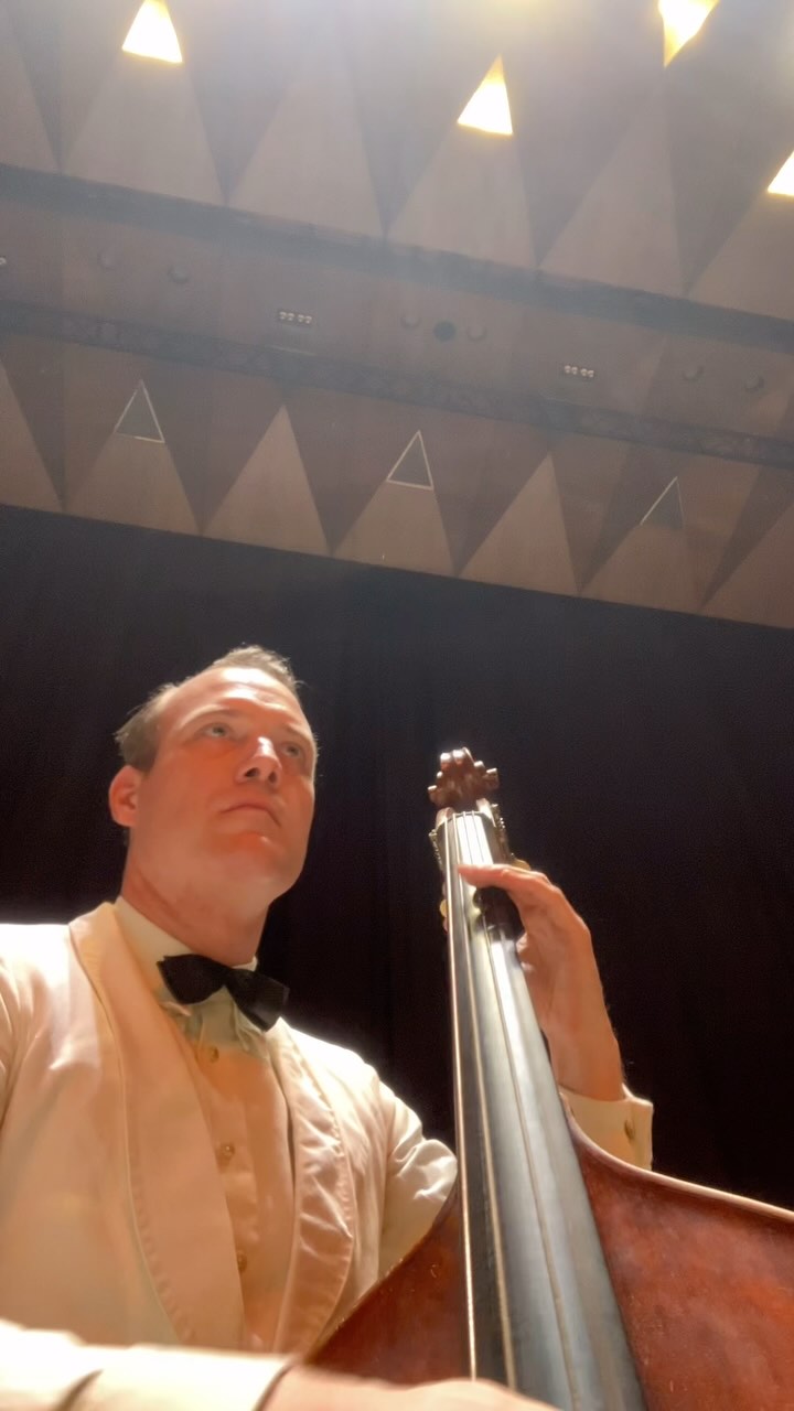 Short slap bass break in David Hermlin’s song Derby Hop, recently at a concert with The Swing Dance Orchestra in Nürnberg, Meistersingerhalle.
@daveetheewave
@theswinginhermlins
#slapdoublebass #swing #hotjazz #doublebass #1930s #vintagefashion, #slapbass #stringbass #gutstringbass #oldtimes #vintageberlin #vintage #30sfashion #music #bass #Milthinton #jazz #jazzmusic #swingdanceorchestra #davidhermlin #milthinton