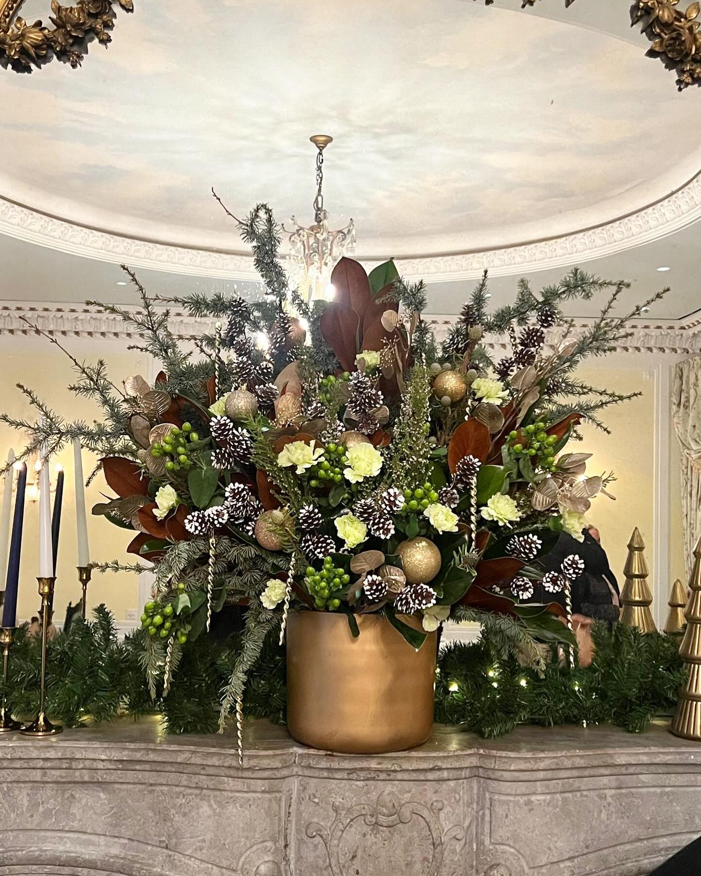Tâwas.
Tâwas the happy, festive, joyous, hopeful time of year.
.
#holidayseason #holidayflowers #holdidaydecor #flowers #florist #elegantflorist #elegantflowers #whiteamaryllis