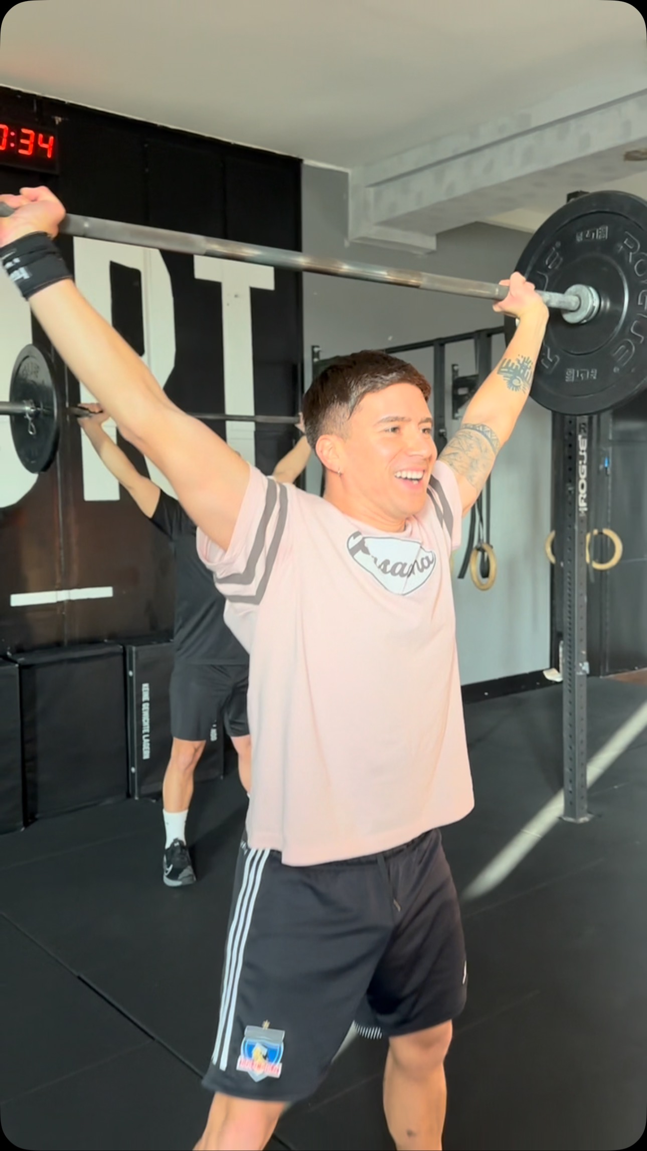 So Leute, jetzt wird’s ernst!
2025 ist das Jahr, in dem bei BSPOT große Ziele erreicht werden. 💥 Wenn du ein Teil von uns bist, dann sei dir sicher: Wir werden dich pushen, damit du deine Ziele erreichst.
Manchmal werden wir nicht nett sein. 😅 Manchmal sagen wir genau das, was du hören musst, um aus deiner Komfortzone rauszukommen. Aber genau dafür bist du doch hier, oder? 💪🔥
Du bist hier, weil du wachsen willst. Weil du stärker werden willst. Und genau deshalb gehörst du zu uns. ❤️
Wenn das nicht dein Ding ist, ist das auch okay – es gibt andere Alternativen. Wir freuen uns, dich hin und wieder mal als Gast bei uns zu sehen. Aber wenn du bleibst, dann gilt nur eins: All in! 🚀
Bist du bereit für 2025?
Schreiber unter diesem Post bin dabei und Gewinne die Möglichkeit auf 3 Monate für 2 + 3 Persönliche Training 😎🔥