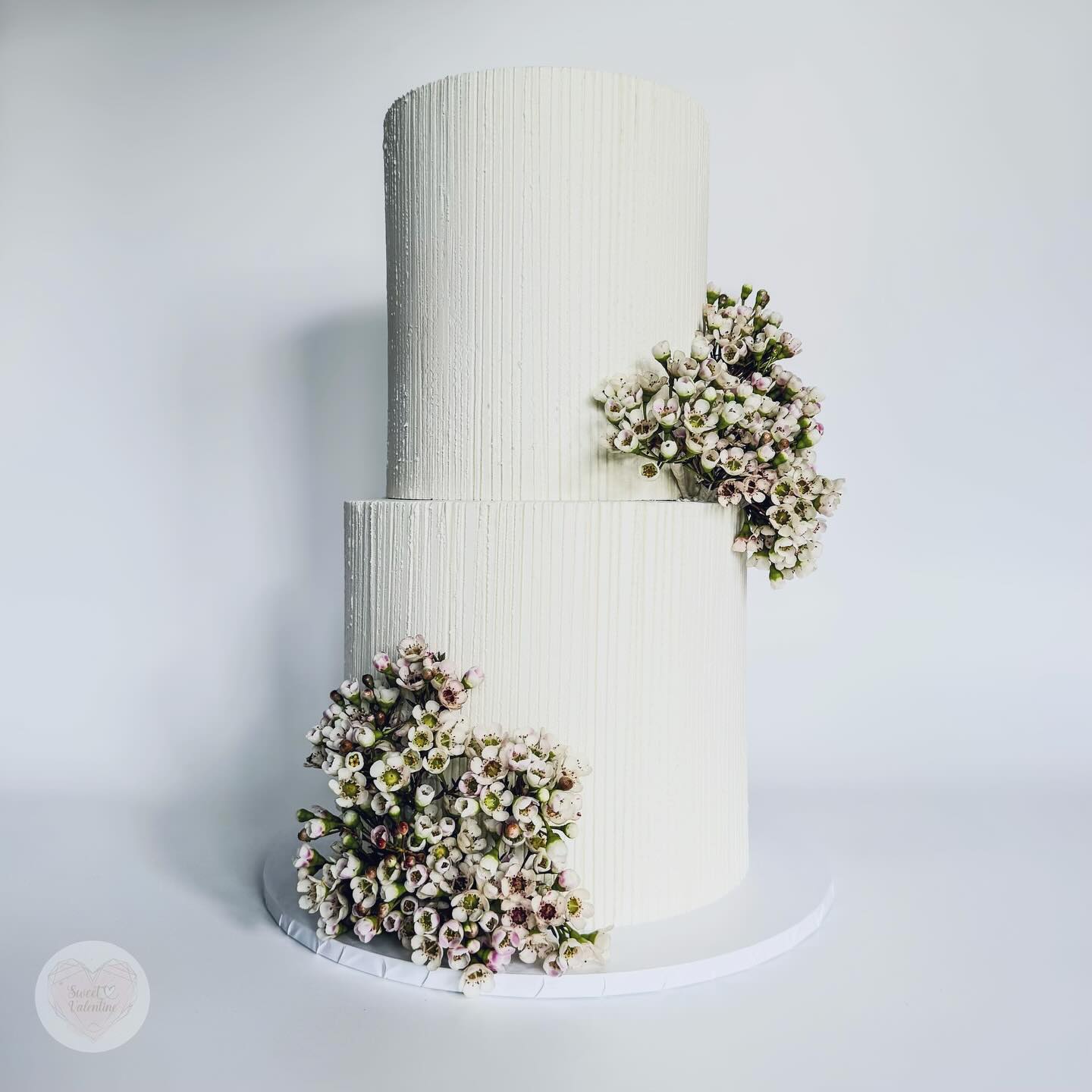 🤍 Wedding day 🤍
My last wedding of the year was on NYE for the lovely K&R who married @thehovelsatharewood
Think this style is becoming my new favourite design to do. What do you think? 🤍🤍
Flowers @houseofbloomfloral
.
.
.
#cakedecorating #cakestyle #cakeart #igcakes #buttercream #leeds #westyorkshire #leedsbaker #tiercake #weddingcakesideas #weddingcake #weddingcakedesign #bespokeweddingcakes #weddingcakeinspiration #prettyweddingcakes #texturecake #uniqueweddingcakes #weddingcakeinspo #whiteweddingcake #whitecake #texturedcake #prettywedding #floralcakes #weddingcakes