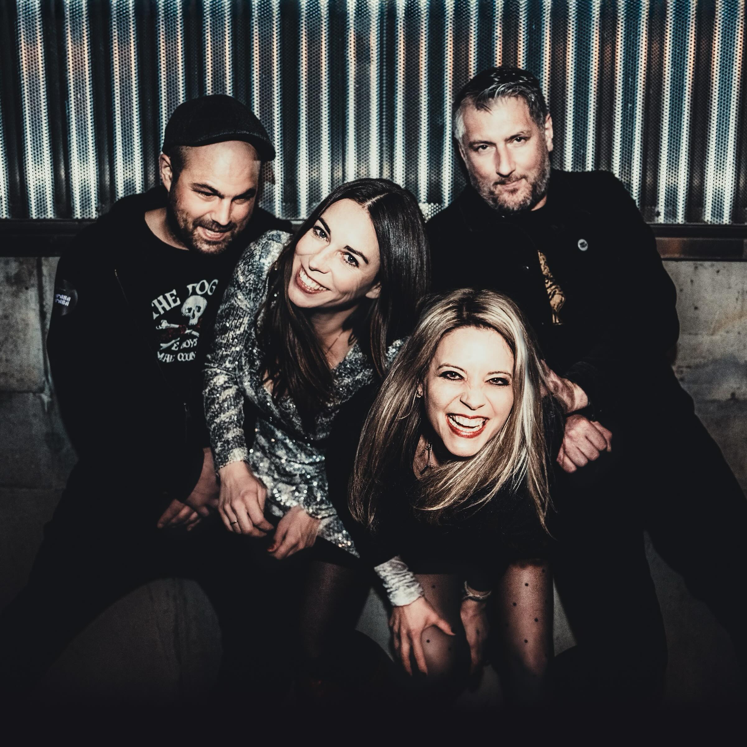 DELILAHS & Friends VOL 2
03.05.25 @galvanikzug
mit @thepeacockspunkrockabilly & @newsaints_band & @jerryandthefinalthoughts & DJ G/S/ ❤️ Bild von @t13fotografie⭐️ #kurzvortradition #partymitfreunden #auchnichtmehr20 #neuesingle #newsingle #galvanik #zug #peacocks #delilahsmusic