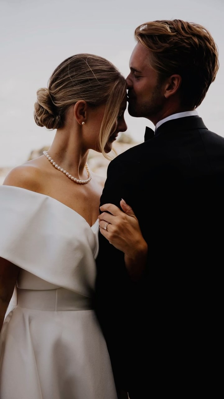 Jag har genom åren haft äran att fotografera väldigt många brudpar och det allra vanligaste misstaget man gör på bröllopsfesten är:
Att man placerar brudparet precis med ryggen mot ett stort fönster ✨ Det är oftast en fin utsikt bakom men för oss fotografer är det öken. Det ger alltid ett dåligt ljus på just er, brudparet. Placera hellre er så ni får ett fint sidoljus eller i en annan del av lokalen. Man vill ju fota era känslor och uttryck under kvällen.
Svårt att förstå hur jag menar? Testa lite med era mobilkameror innan så ser ni vilken plats i lokalen som har finast ljus. Där ska ni sitta! Lycka till 🥂
#weddingphotographer #bröllopsfotograf #bröllop #wedding