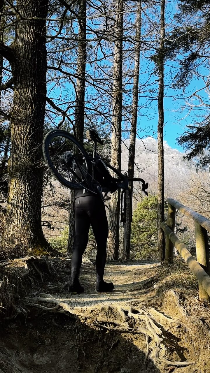 Collecting kilometers in the sun 🌞 and the cold ❄️.
No Problem with the @q36.5 Intervall Jacket 🔥.