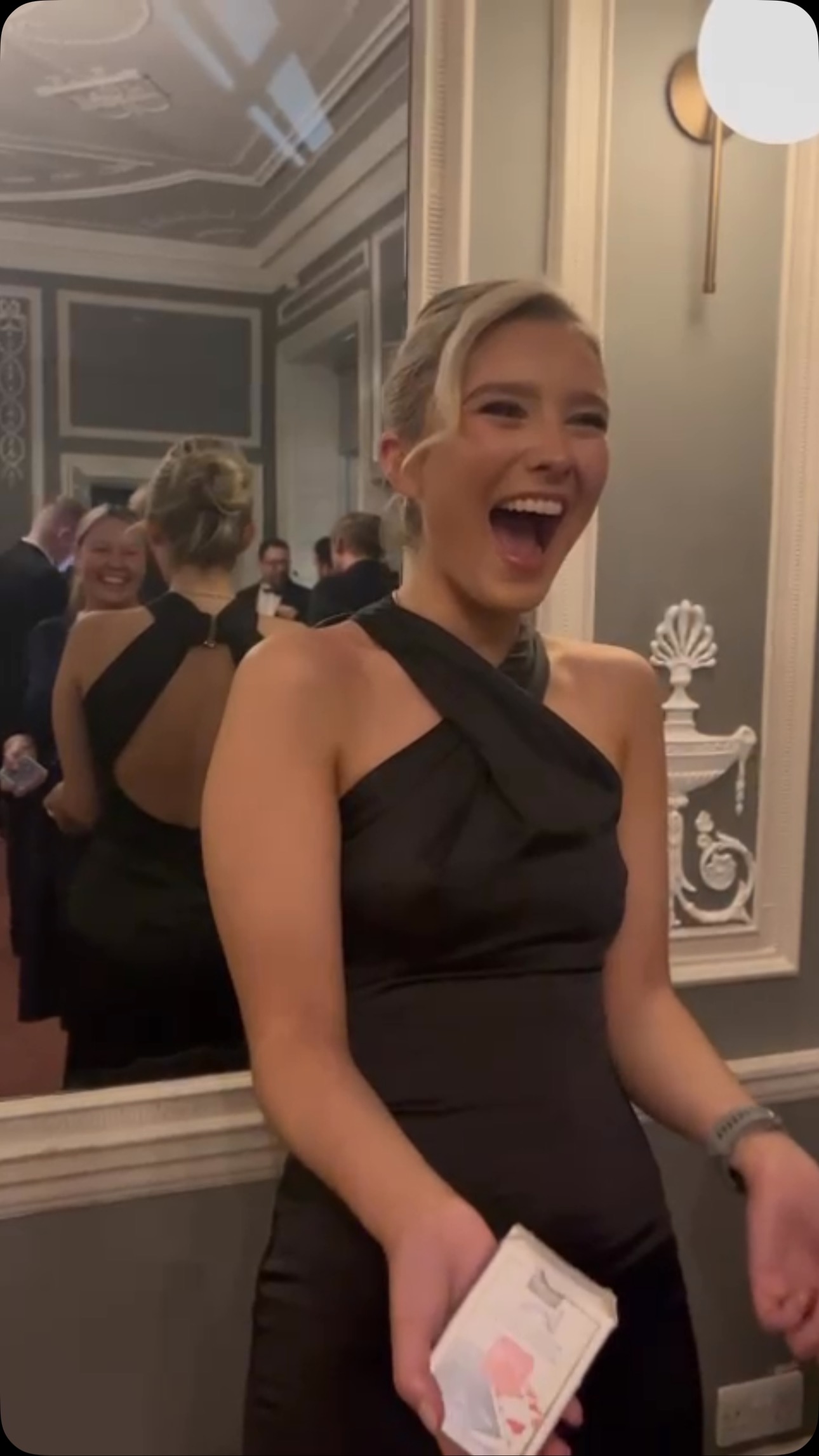 Lovely reaction shot taken at a corporate Christmas party 🎄
Thank you so much to Steve for capturing the lovely Lucy after witnessing a card trick ♣️♥️♠️♦️
If you would like your guests to react like this at your next event then feel free to get in touch 😍