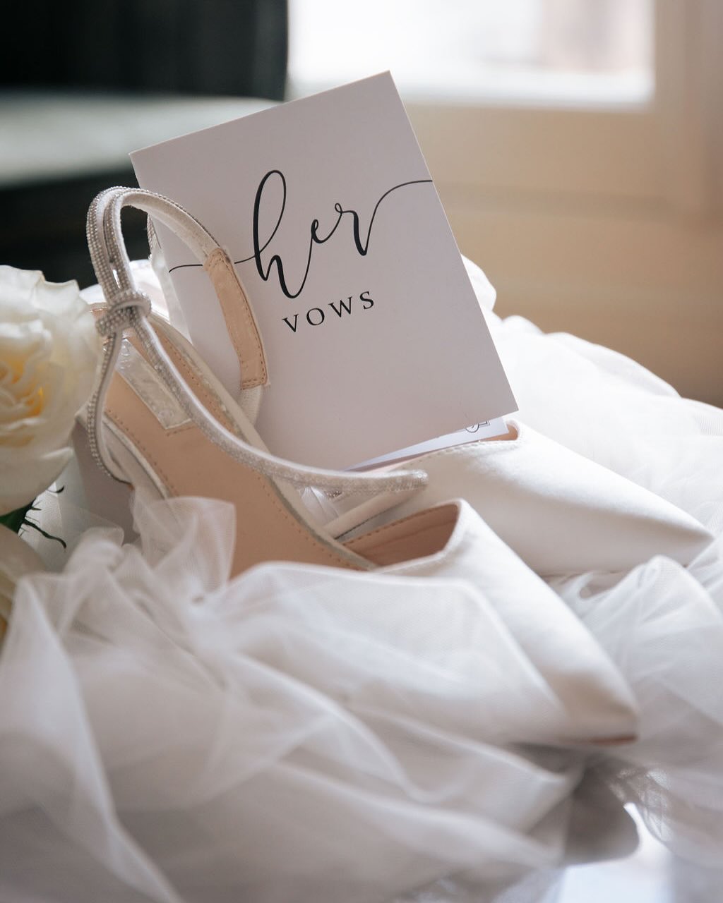 Mitt andra tips till mina brudpar jag brukar ge är:
Låt fotografen vara med en liten stund på morgonen. Förväntan, detaljerna och känslorna den stunden vill man inte missa!
Här är några ögonblick från en ljuvlig morgon i Florens, Italien med Erica. Vilken otrolig dag det var 💍
#bröllopsfotograf #weddingphotographer #weddingphotography #weddingflorence #florence #italy