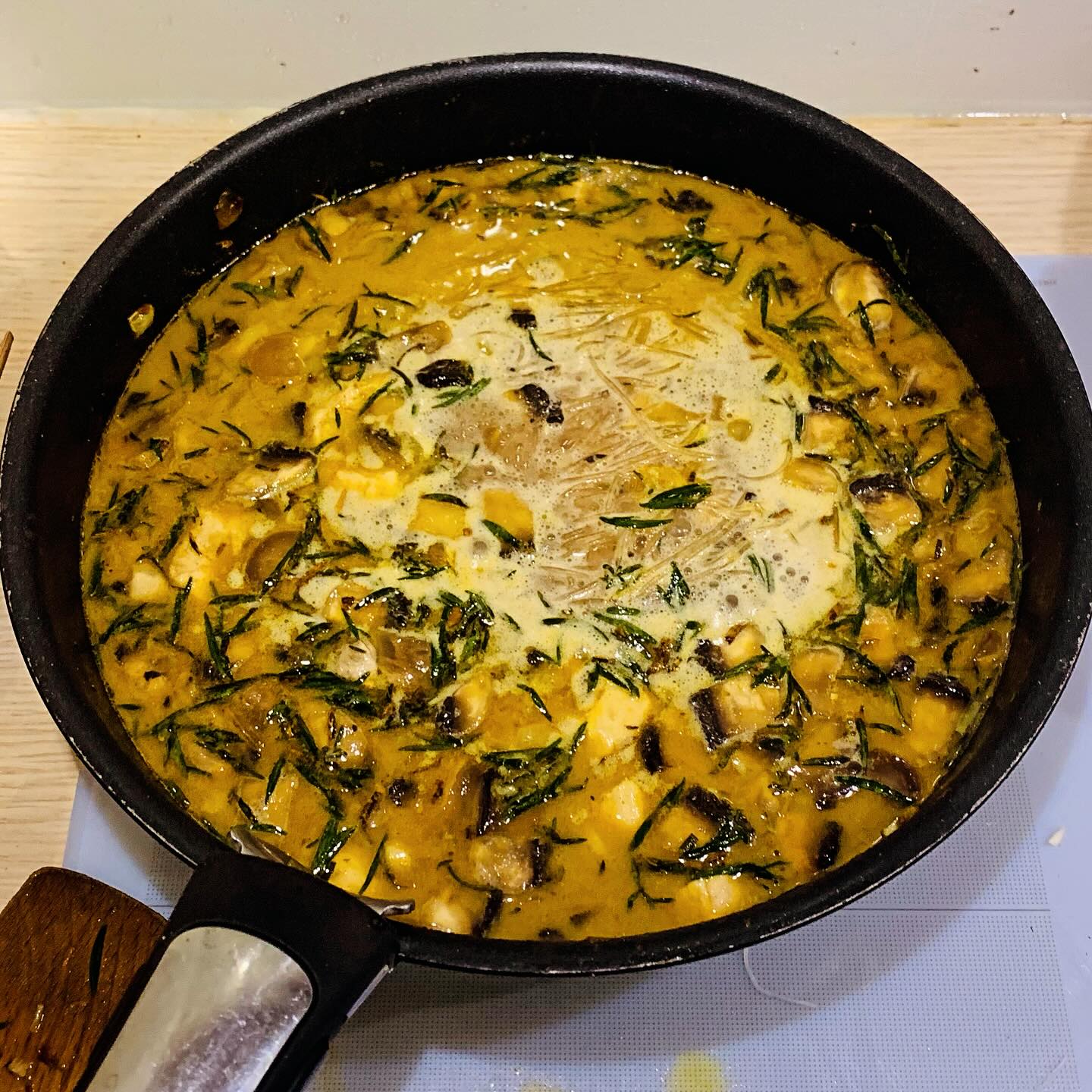 Dans la suite des restes de Noël, j'ai fait un bouillon magiiique avec le traditionnel chapon (local ☺️), et ce que je vous présente ici, c'est la soupe thaï au poulet que j'en ai fait : avec du lait de coco, gingembre, ail et oignons, champignons de Paris, pâte de curry rouge, sauce nuoc nam, un jus de citron, et de l'estragon en guise de basilic thaï (ça a le même goût 😆) Tout le monde a a-do-ré !! J'ai quand même mis des vermicelles de soja pour davantage de consistance...
.
.
.
#BonAppetit !
.
Pensez à ENREGISTRER ce post pour vous inspirer plus tard ☺️ et vous abonner bien sûr 🥂
.
+ de 170 recettes et astuces sur
www.delicieuxsanssucre.com
Ou lien cliquable dans ma bio @delicieuxsanssucre
.
Créez VOTRE MODE D'ALIMENTATION sur mesure 🎁🎁 avec le programme TAPAS :
Un programme de folaï pour vous guider vers une alimentation saine, gourmande et durable en 8 modules ultra-pratiques !
.
.
#Transformezvotrealimentation
#MangerMieux #MieuxManger #Alimentation #AlimentationSaine #Flexitarien #FaitMaison #DansMonAssiette #MangerSain #MangerSainement #cestropbon #EquilibreAlimentaire #ReequilibrageAlimentaire #DelicieuxSansSucre #IgBas #IndexGlycemiqueBas #RegimeIgBas #miam #miamMiam #VraimentSain #SansGluten #gourmand #Bio
#LegumesDeSaison