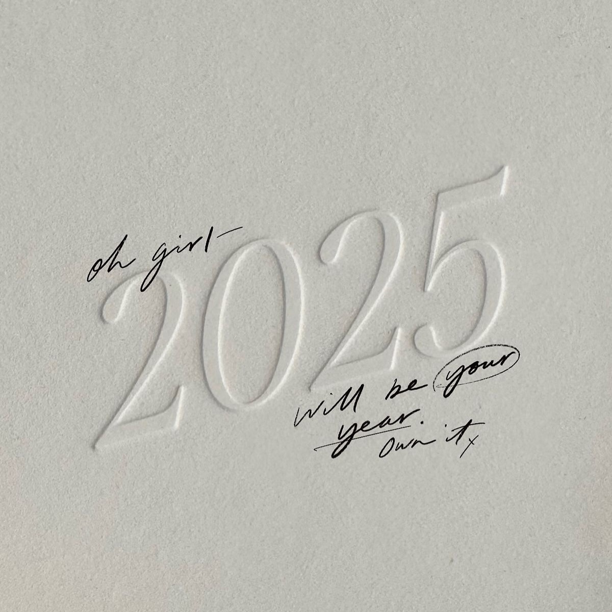 Leto 2024 je za nami in rada bi se iz srca zahvalila vsem mojim čudovitim strankam. Ste razlog, da lahko ustvarjam in delam to, v čemer uživam. Kot ves čas ponavljam, skupnost, ki se je ustvarila okrog jellek, je neverjetna in sem neizmerno hvaležna za vsakega od vas.
Hvala za vsa naročila, prijaznost, spodbudna sporočila in tudi razna darilca, ki mi jih podarite na osebnih prevzemih. Vsak od vas ima posebno mesto v mojem srcu. Hvala tudi vsem, ki me podpirate na vse možne druge načine in mi pomagate, da s svojim ustvarjanjem dosežem več ljudi.
Vsem želim srečno, zdravo in polno ljubezni 2025. 🤍
V naslednjem tednu pošljem darilca top strankam 2024, mogoče si to prav ti! ✨