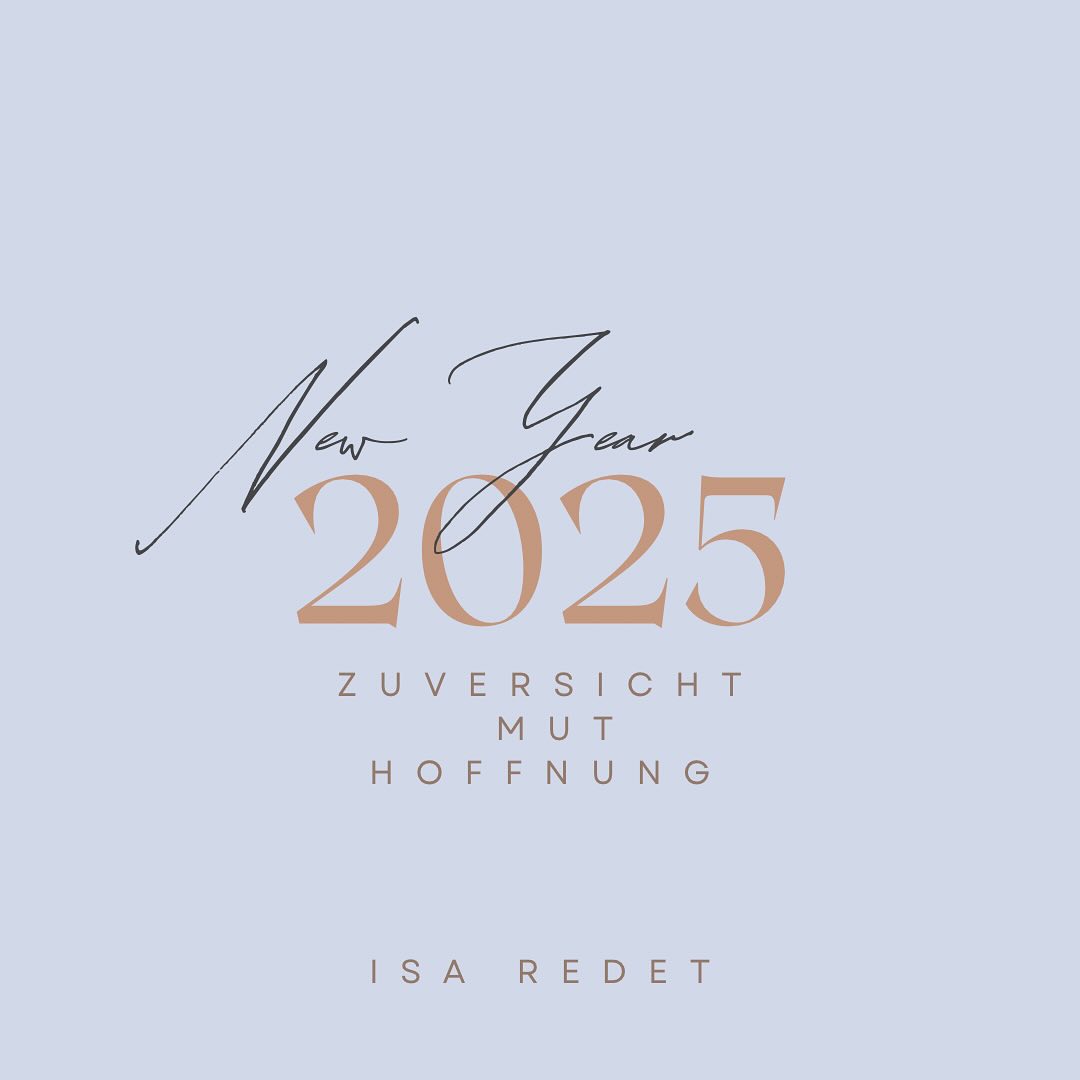 Happy new year! ✨🪩 Ich wünsche euch und uns ein freundliches, gutes Jahr 2025. Mit viel Zuversicht, Mut und Hoffnung. Ohne diese drei Grundpfeiler und den festen Glauben an eine gute Zukunft würden wir keine Kinder in die Welt setzen, die manchmal so feindselig wirkt. Wir würden ohne sie nicht heiraten und immer wieder an unsere große Liebe glauben, trotz des Liebeskummers den wir alle schon durchgemacht haben. Und würden wir nicht hoffen, dass unsere Lieben an einem anderen, besseren Ort sind, würden wir ihnen keinen Abschied bereiten, der ihnen ein würdiges Andenken bereitet. Kurzum: wir brauchen diese unumstößlichen Dominanten in unserem Leben, die uns durch alle Zeiten bringen. Klingt cheesy? Vielleicht. Lasst uns einfach mal zuversichtlich, mutig und hoffnungsvoll schauen, was 2025 für uns bereit hält, Deal? Ich begleite Euch dabei gern als eure Freie Rednerin. 🫶🏻
#freierednerin #freieredner #freiezeremonie #hochzeit #wedding #inspo #inspiration #liebe #isaidyes #bridetobe #verliebtverlobt #brautkleid #brautstrauß #heirateninhessen #heirateninderpfalz #rheinmain #hessen #darmstadt #isaredet
