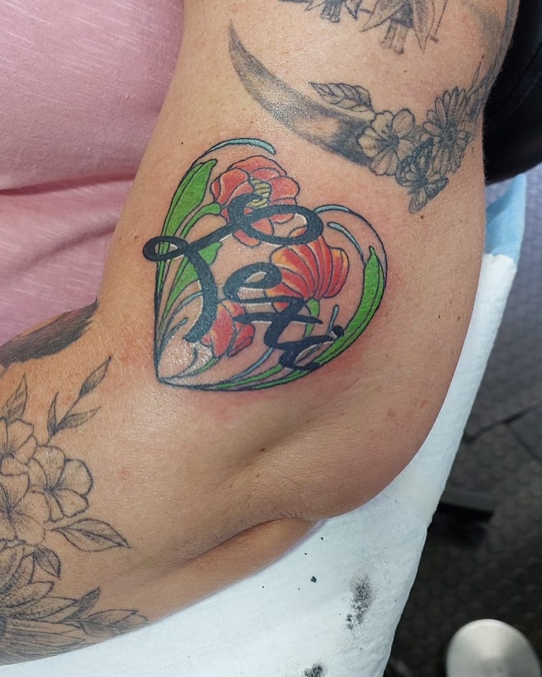 Milo did this lovely piece for Shannon of her daughters name 🥰 drop a ✍️ in the comments if you love script tattoos 👇🏽
#mrluckystattoo #capetowntattoo #capetowntattooartist #capetowntattoostudio #capetowntourism #tattoossofinstagram #inkstagram #tattooideas #tattoolove